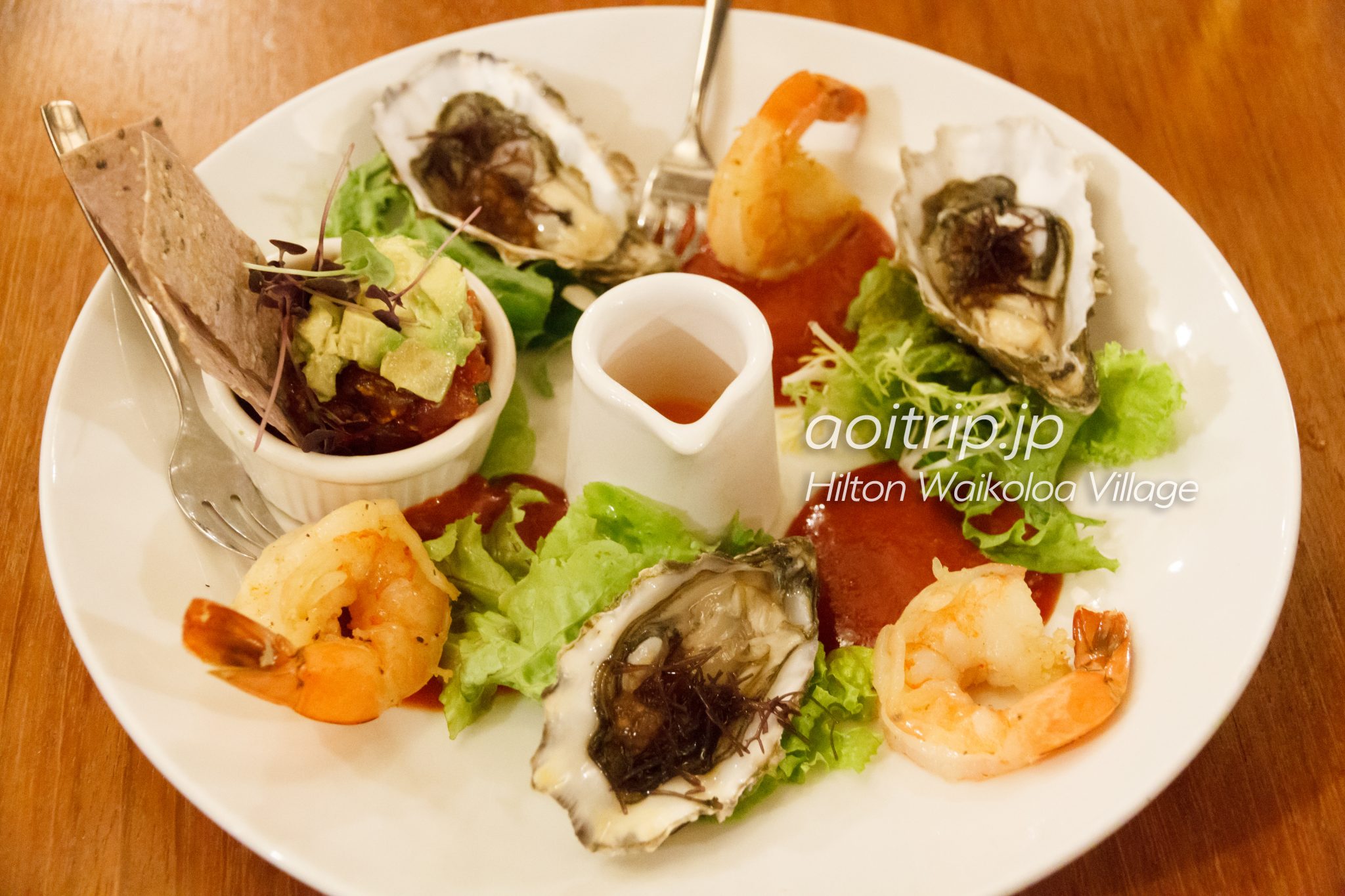 ヒルトン ワイコロア ビレッジ（Hilton Waikoloa Village）Chilled Ocean Sampler（$36.00）。 ジャンボシュリンプ、マグロのポケ、生牡蠣