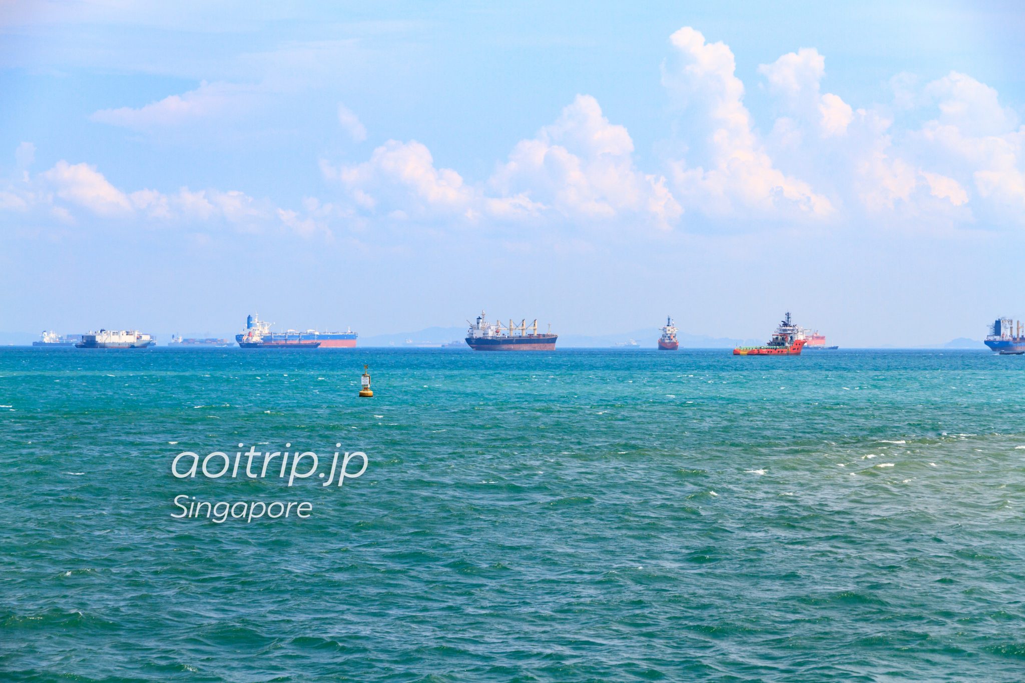 シンガポール海峡に浮かぶ無数のコンテナ船