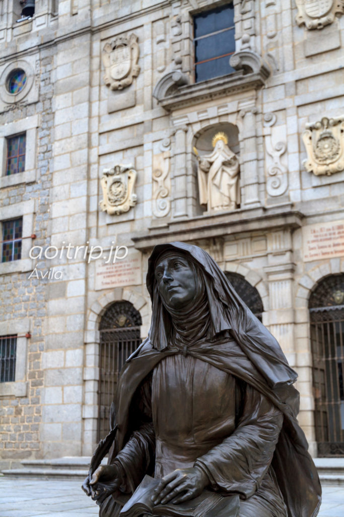 サンタテレサ修道院前にあるサンタテレサの像