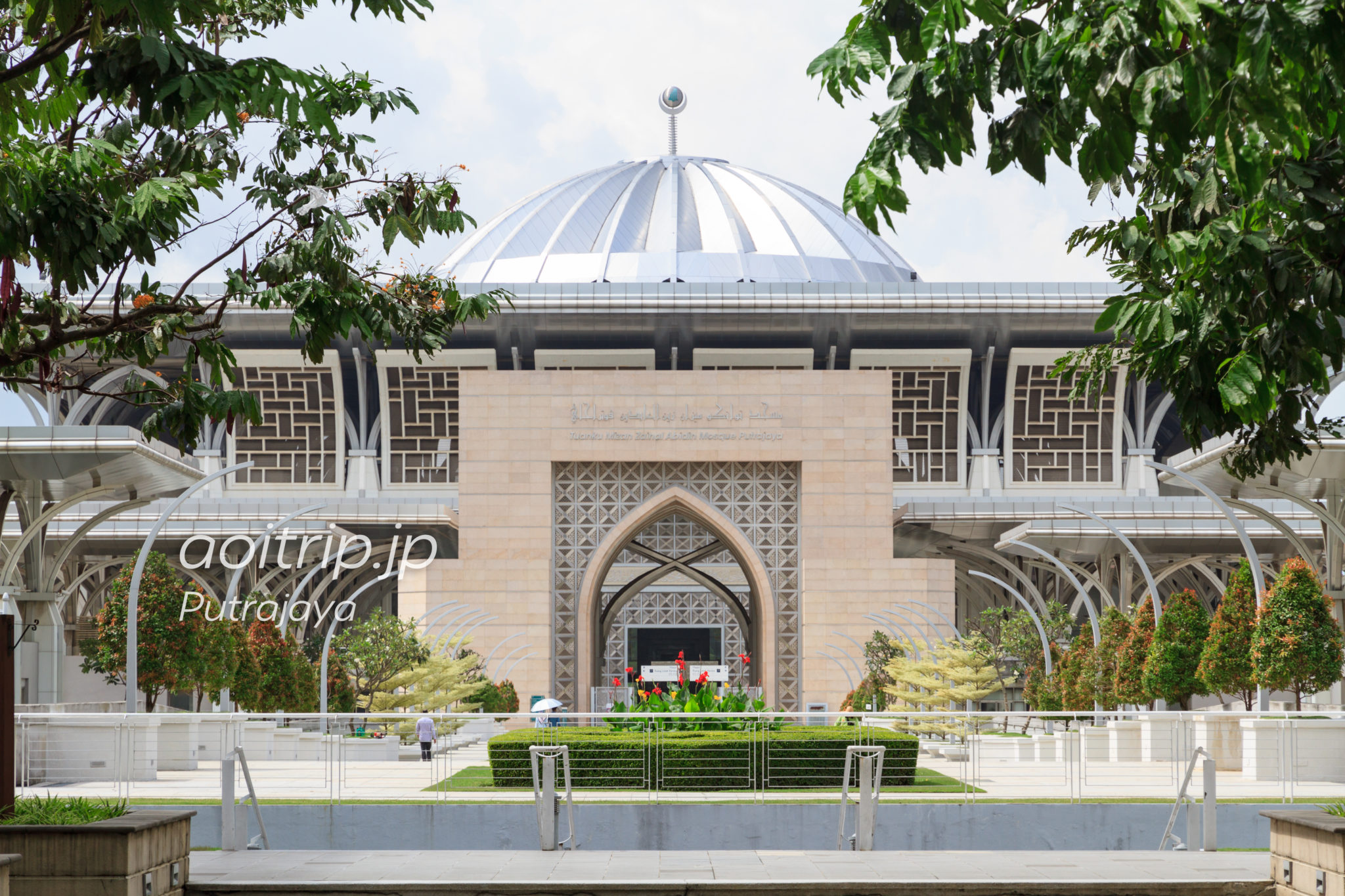 銀のモスク Masjid Tuanku Mizan Zainal Abidin