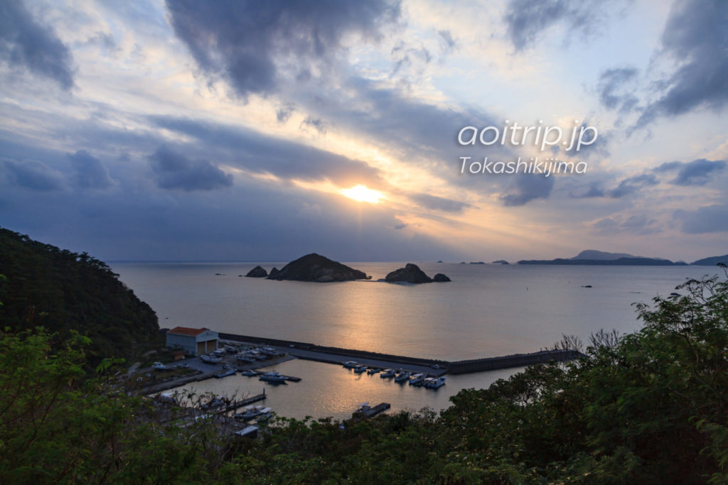 阿波連港とハナリ島