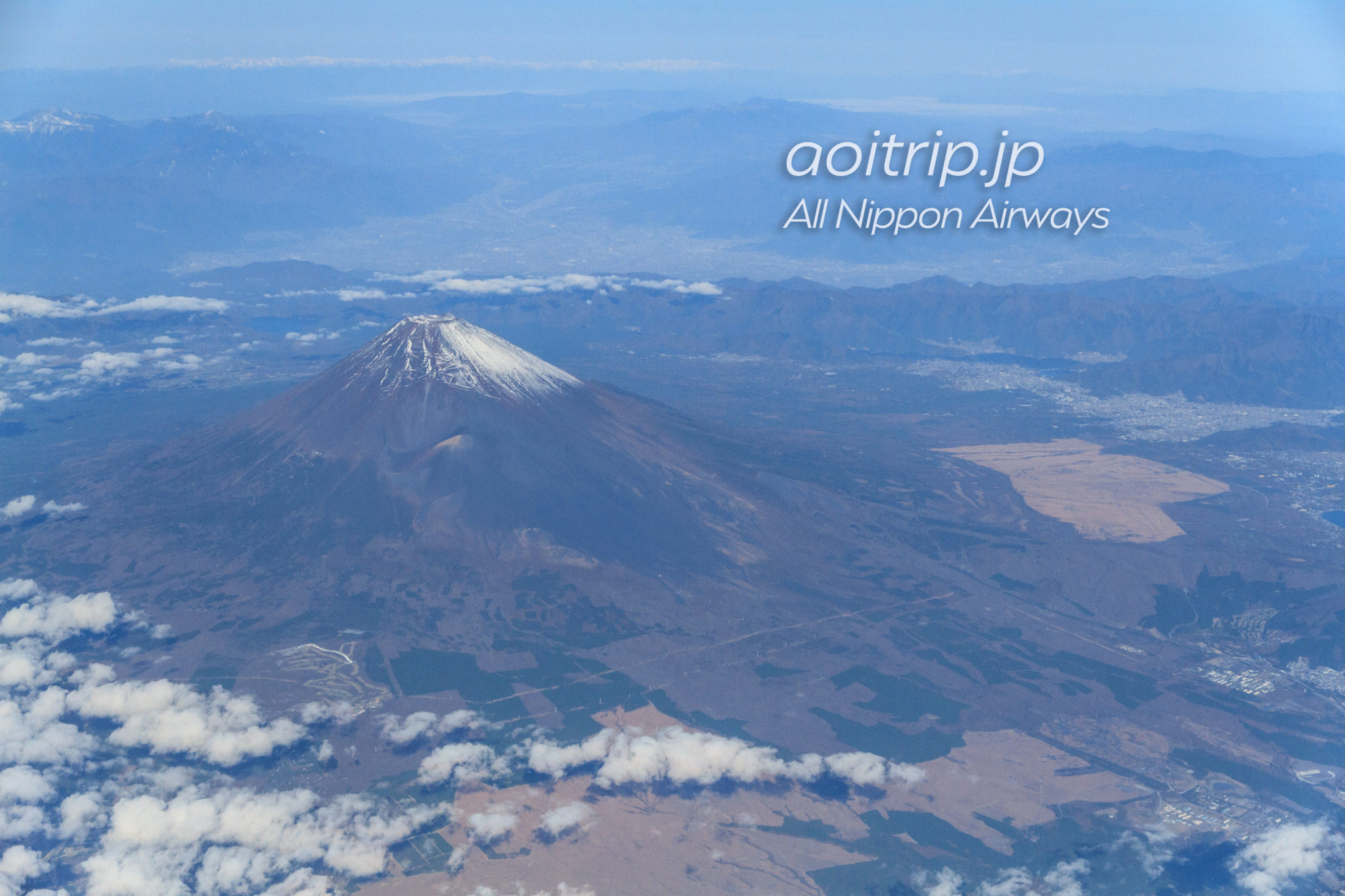 飛行機の機内から見る富士山（11月）