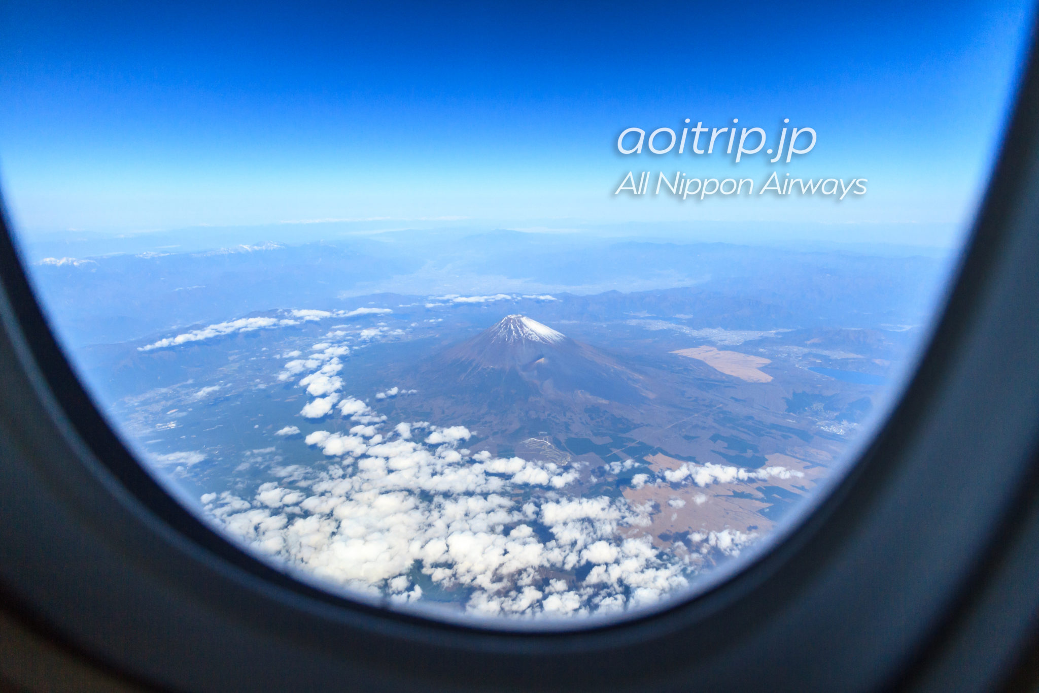 飛行機の機内から見る富士山（11月）