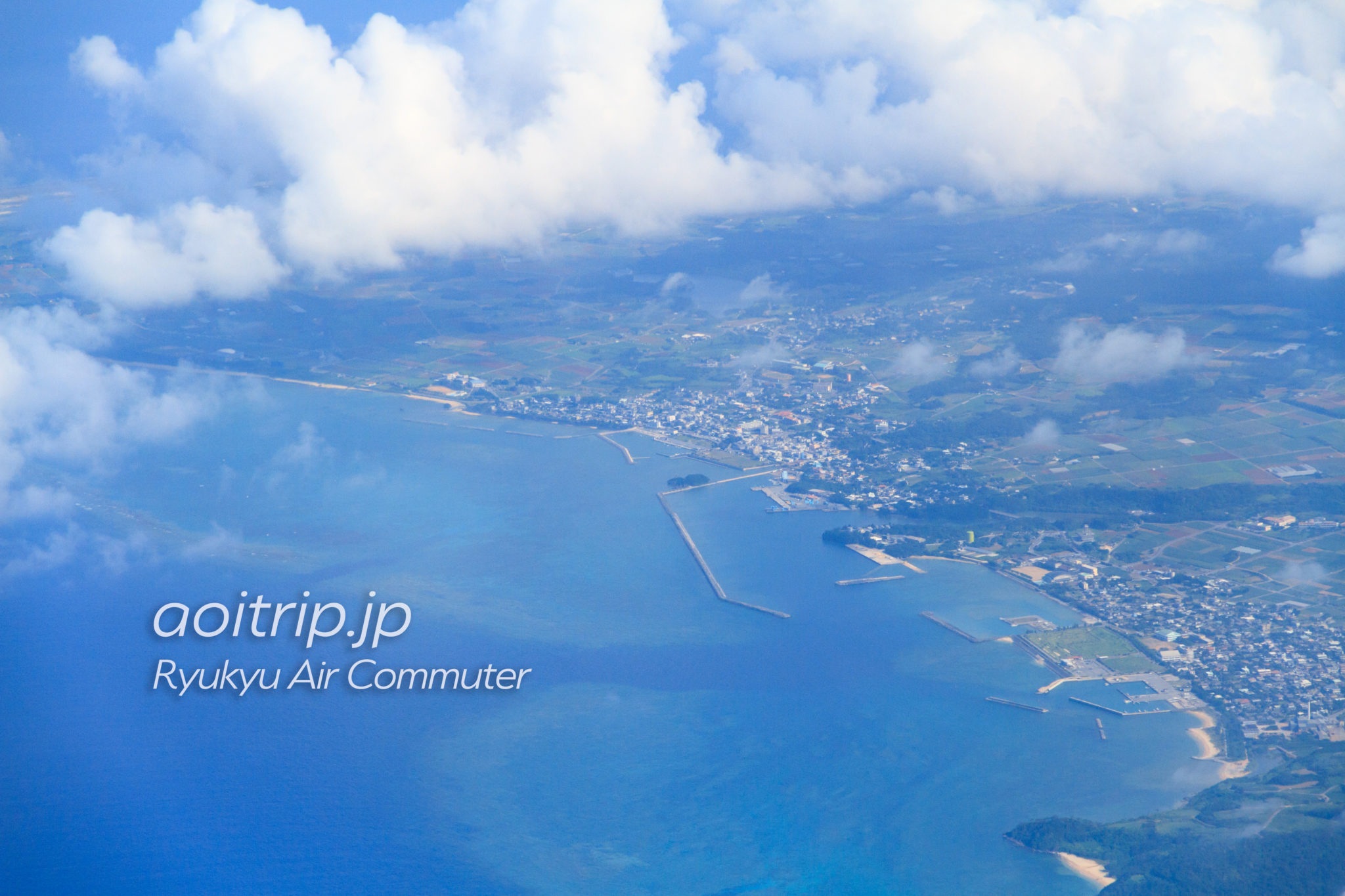 飛行機機内から見る久米島