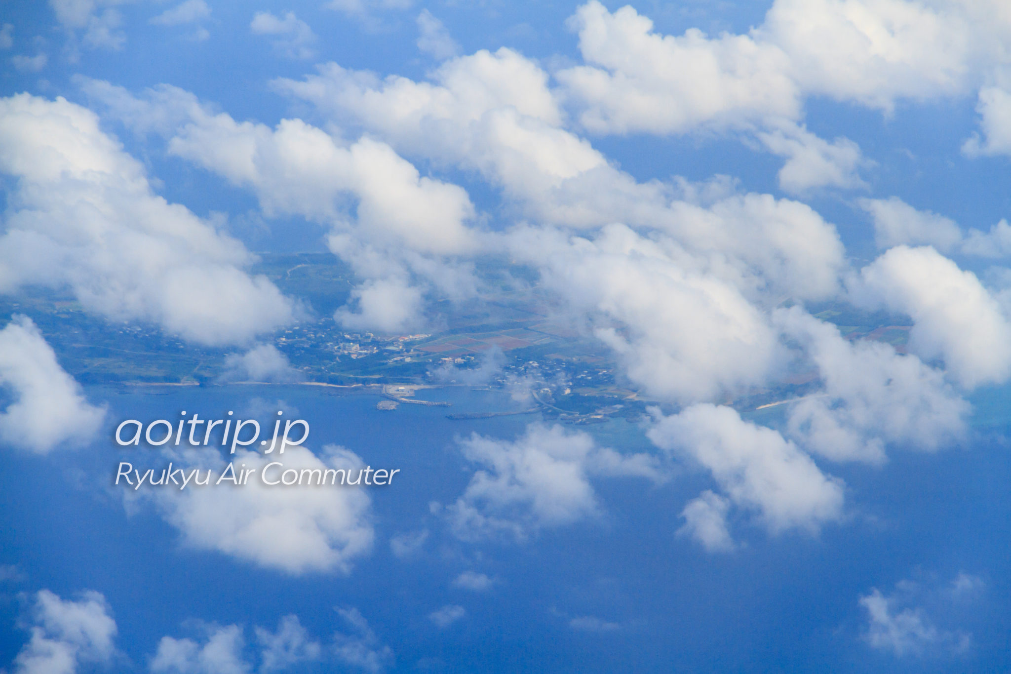 飛行機機内から見る粟国島