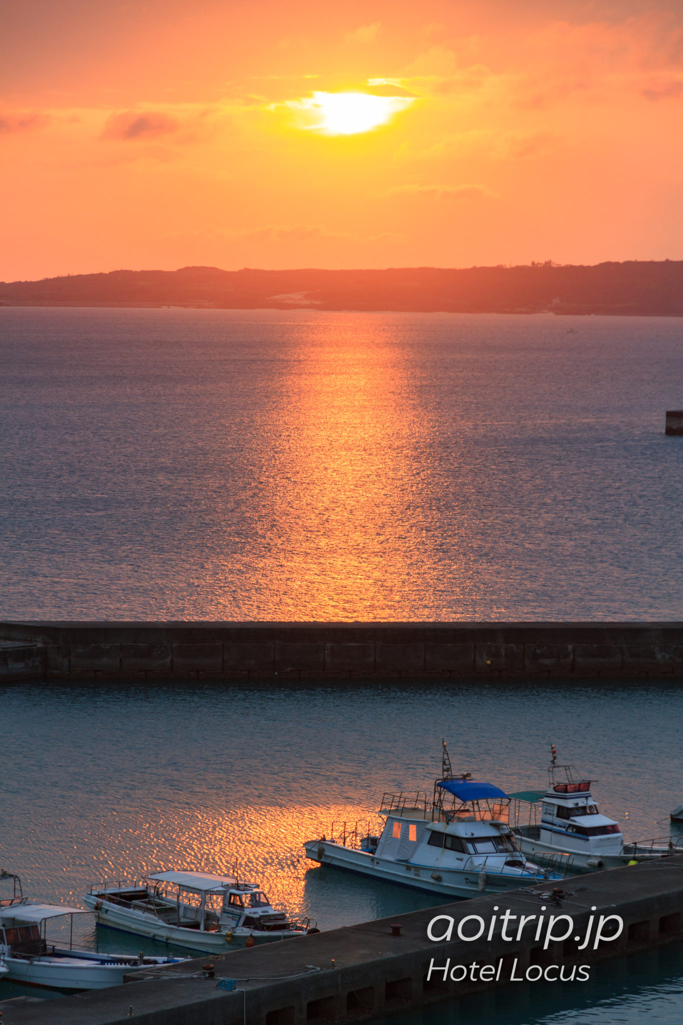 ホテルローカス宮古島から見る伊良部島の先に沈む夕日