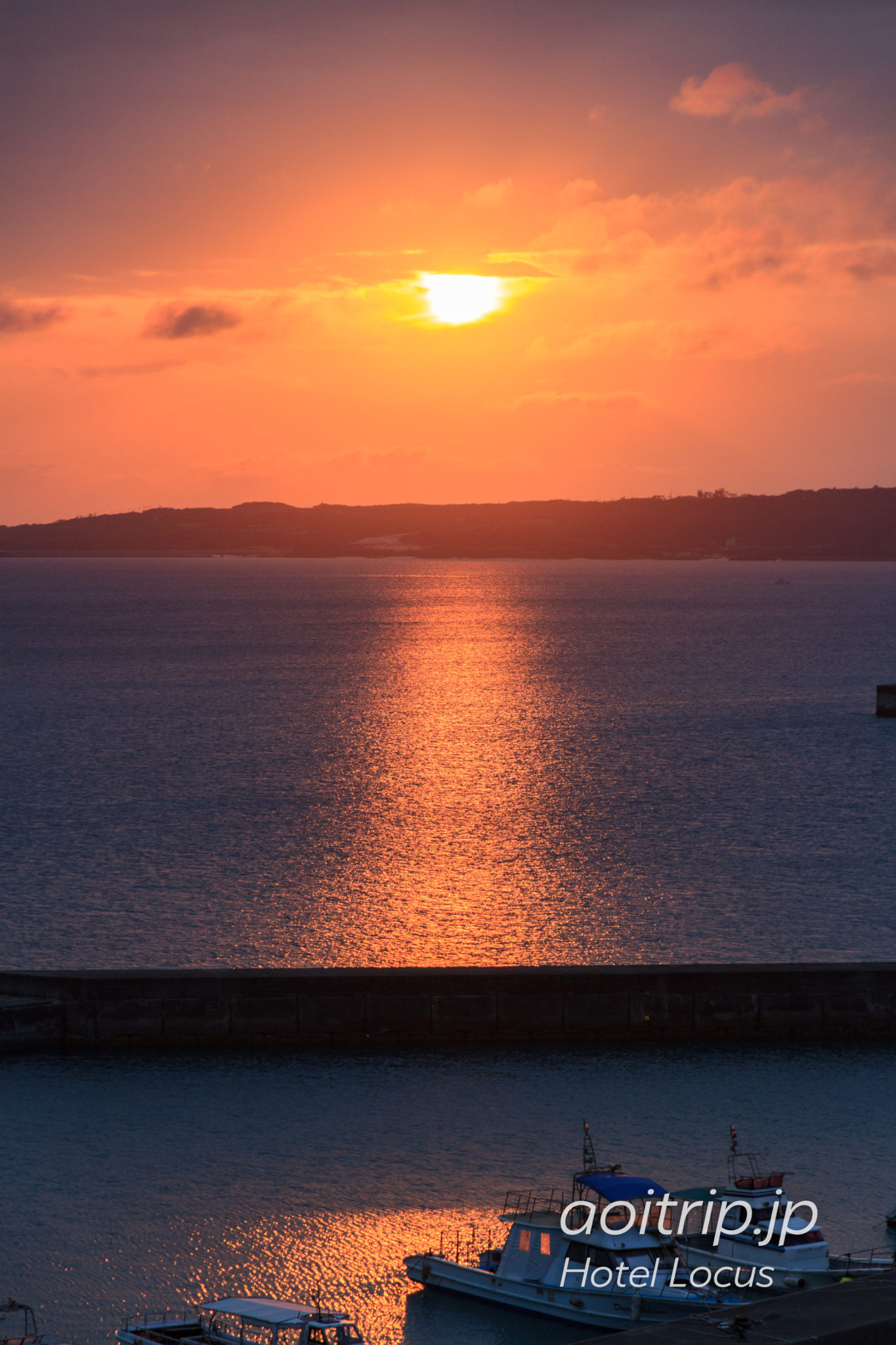 ホテルローカス宮古島から見る伊良部島の先に沈む夕日