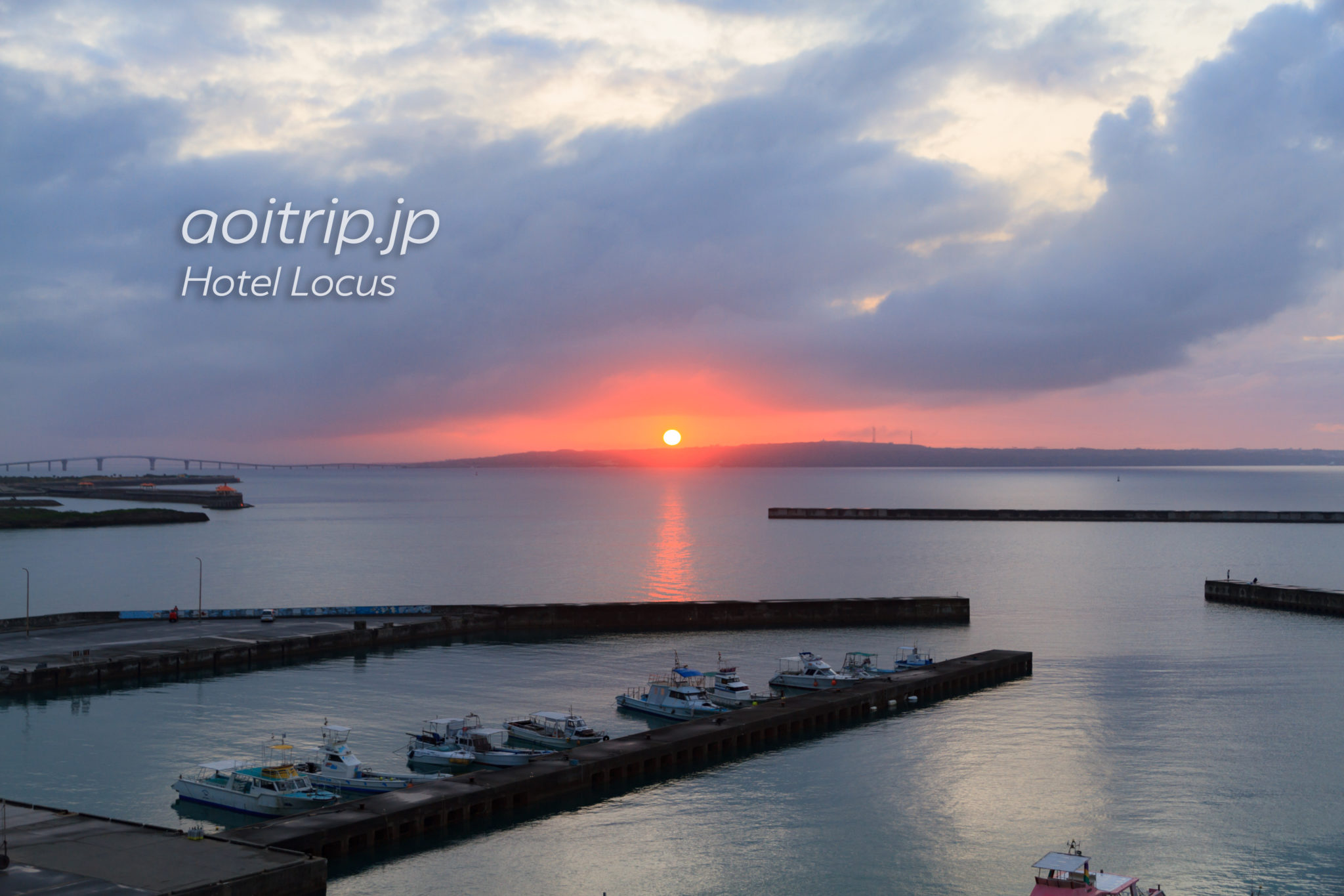 ホテルローカス宮古島のバルコニーから見る夕日