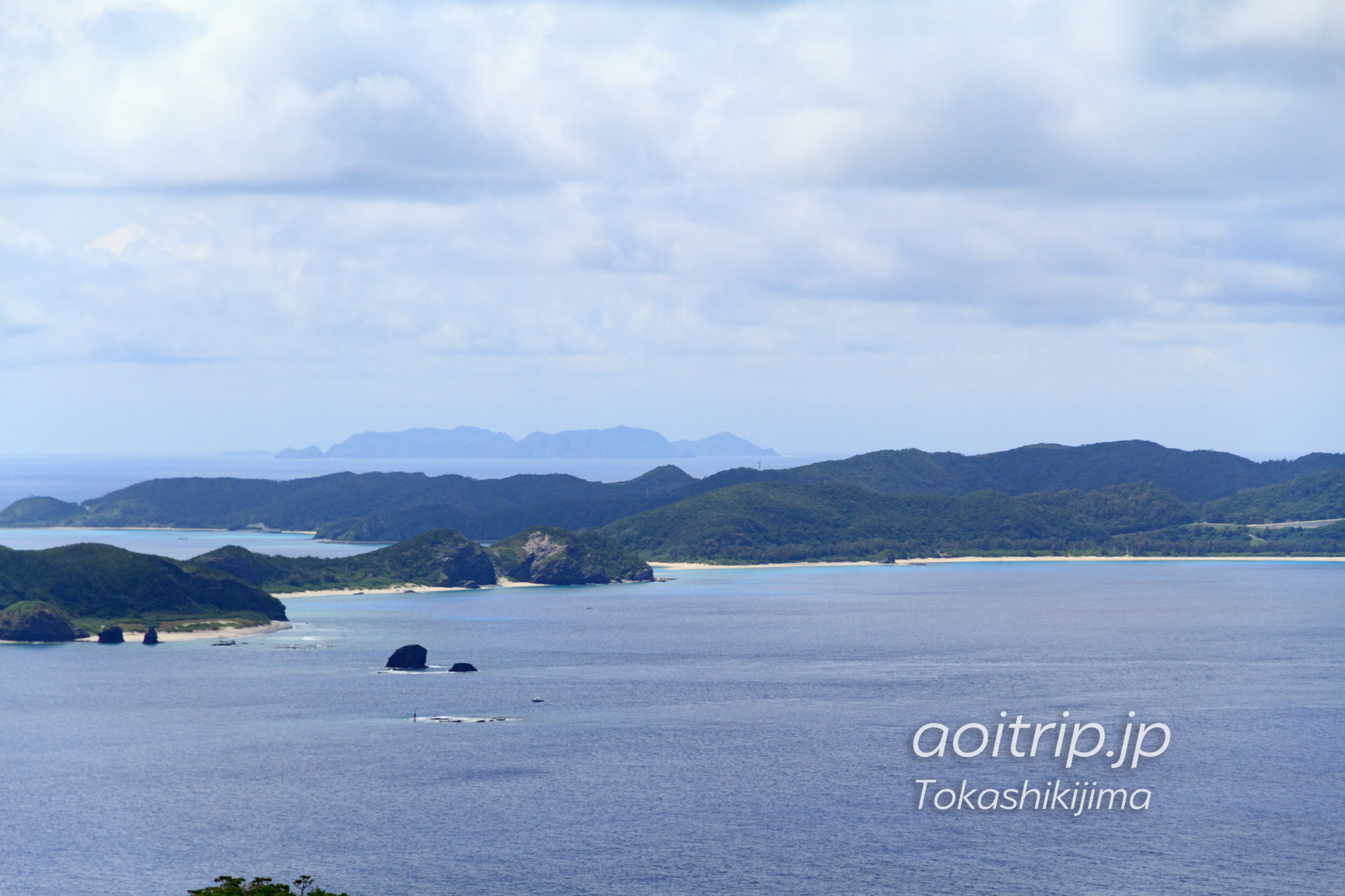 照山展望台から渡名喜島を望む