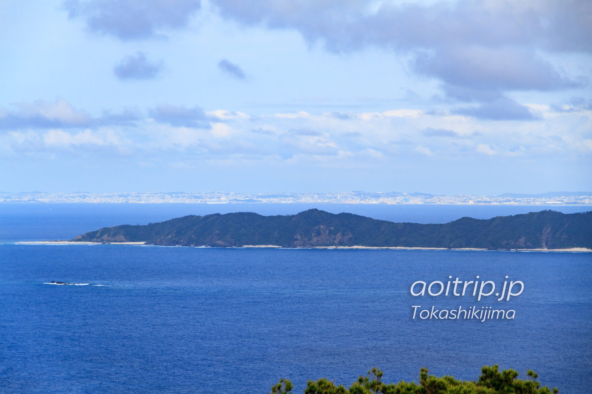 渡嘉敷島の赤間山展望台から望む沖縄本島と前島