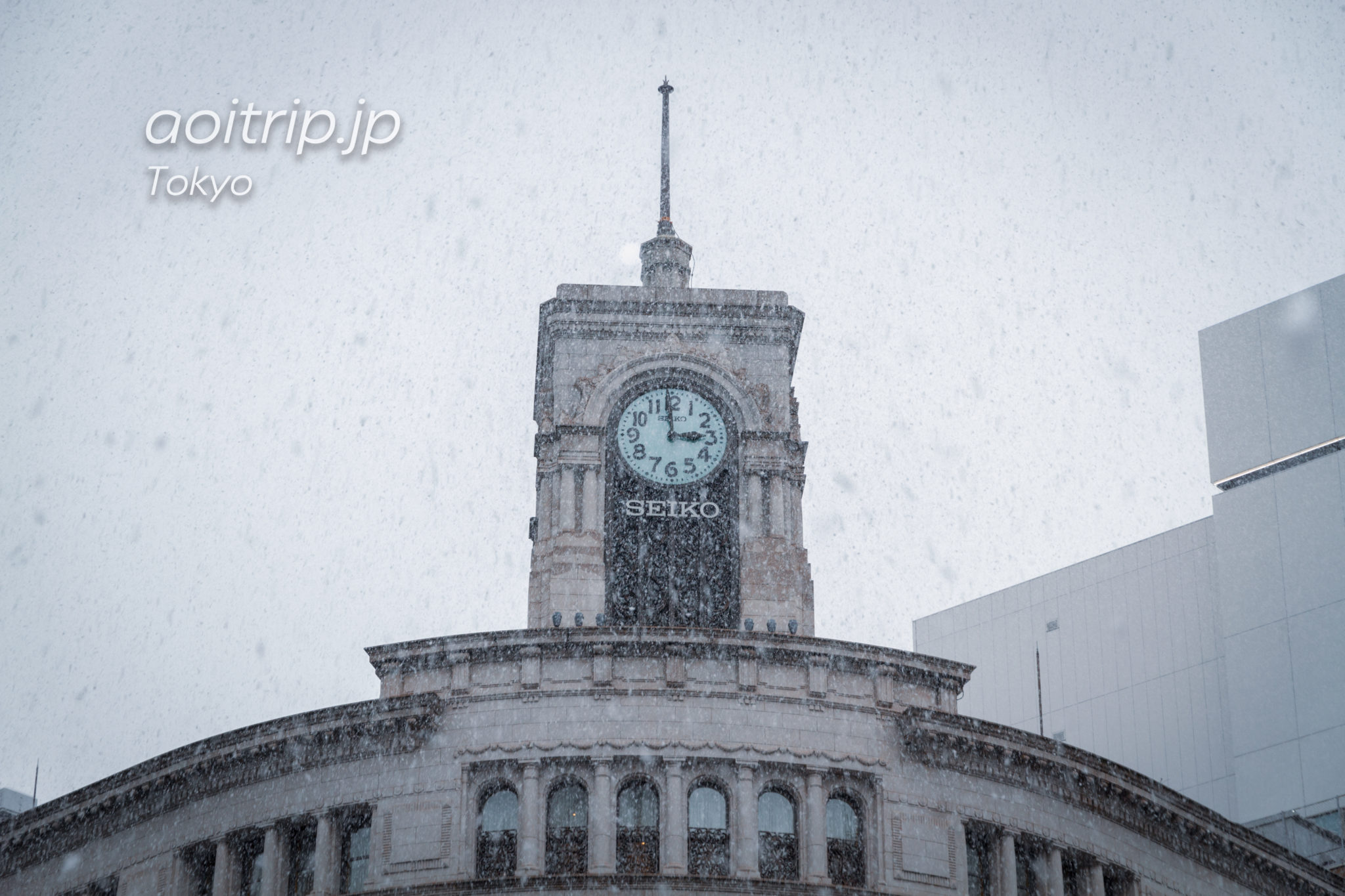 雪の降る銀座4丁目交差点の時計塔