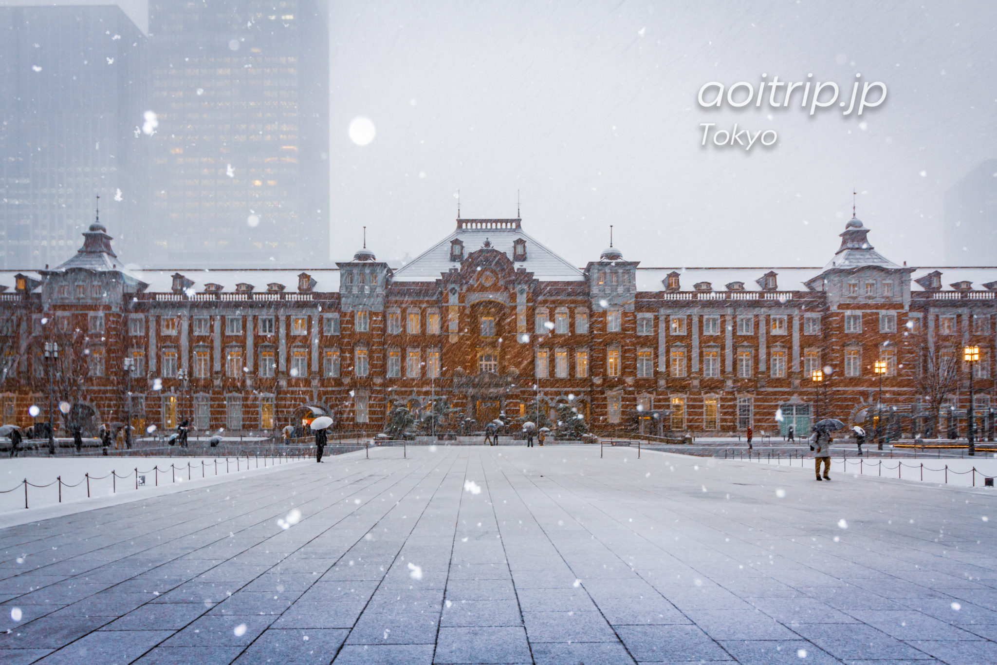 雪の降る東京駅の写真