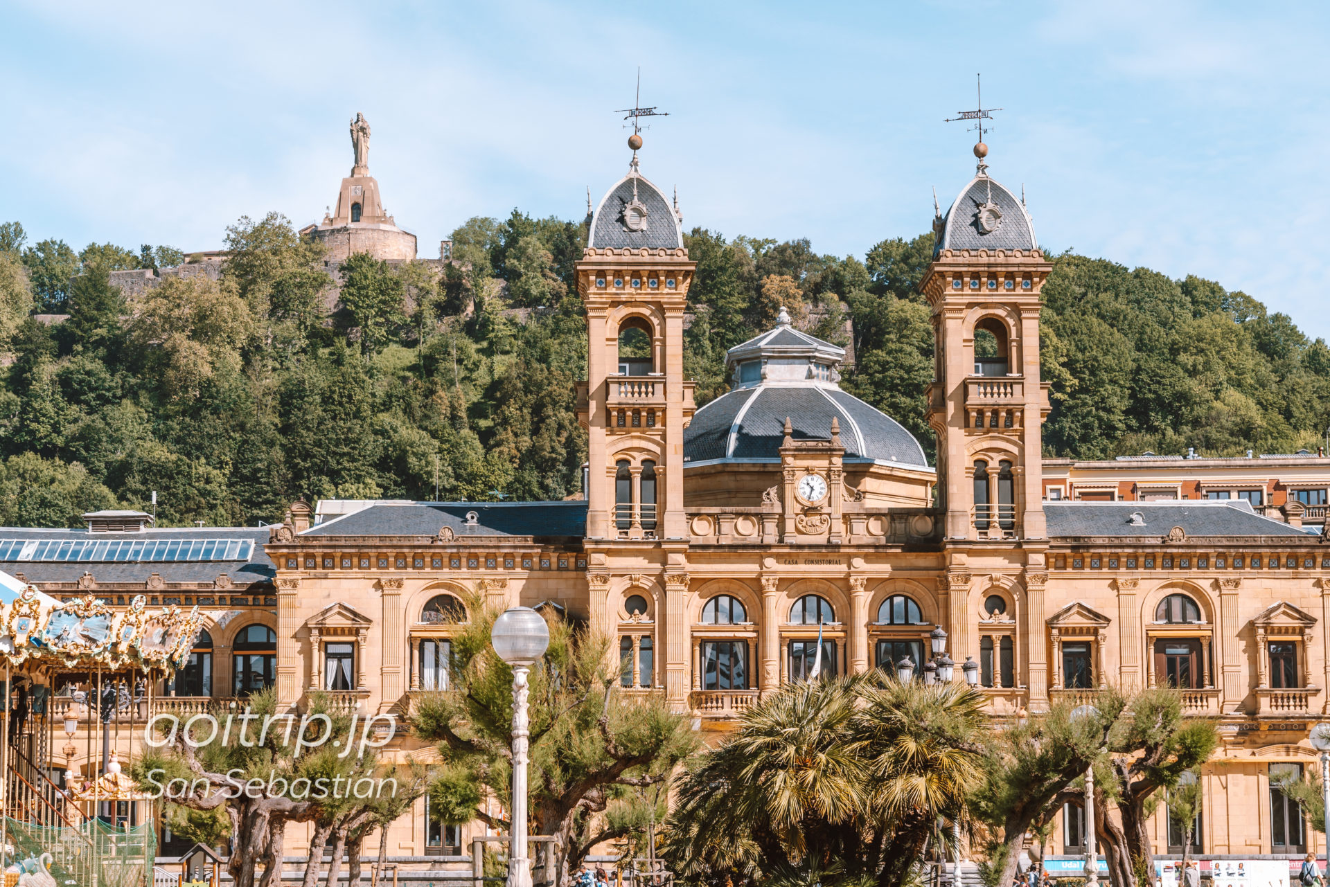 サンセバスティアンの市庁舎とモンテウルグルのキリスト像