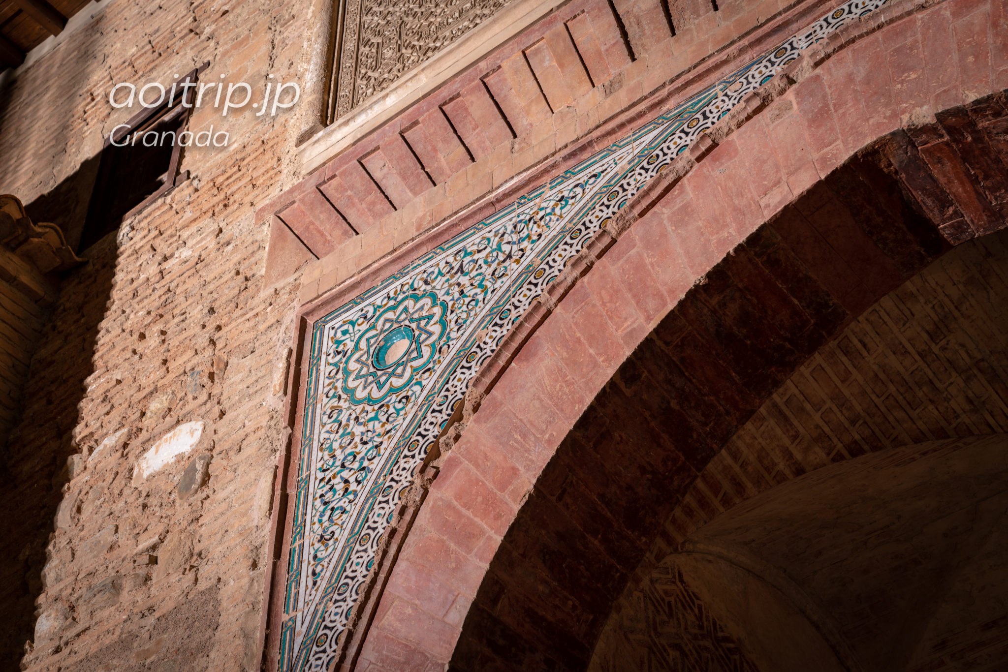アルハンブラ宮殿　葡萄酒の門　幾何学模様の美しい装飾