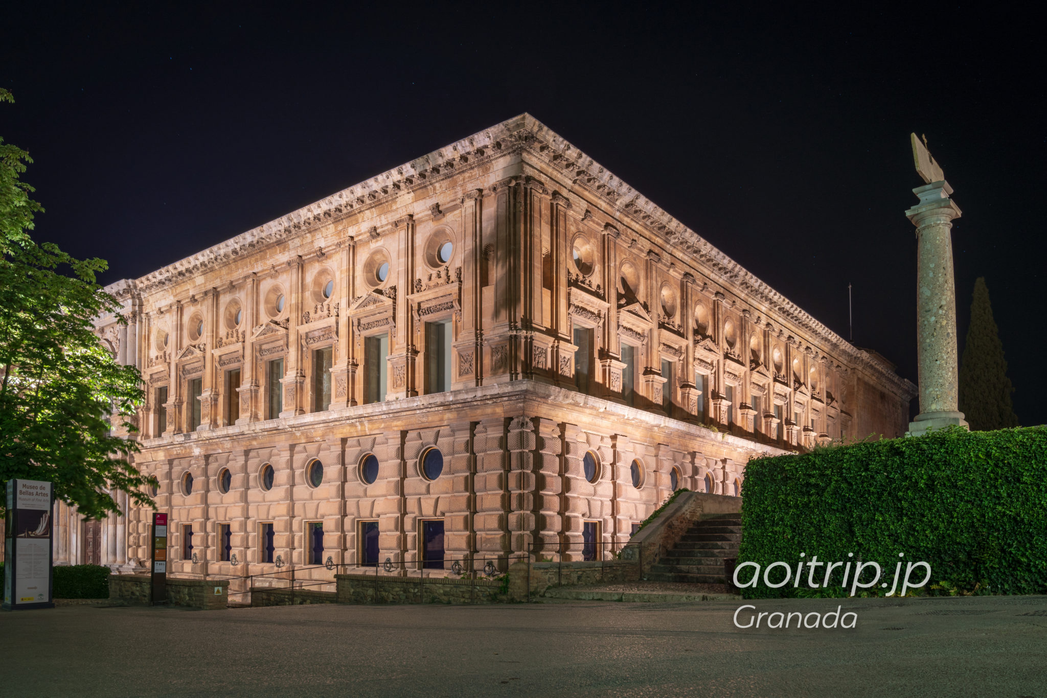夜のアルハンブラ宮殿　カルロス5世宮殿