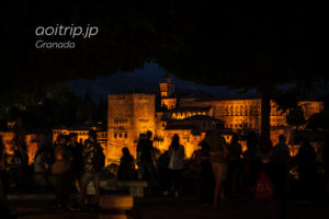 アルバイシン地区のサンニコラス広場から望むアルハンブラ宮殿の夜景