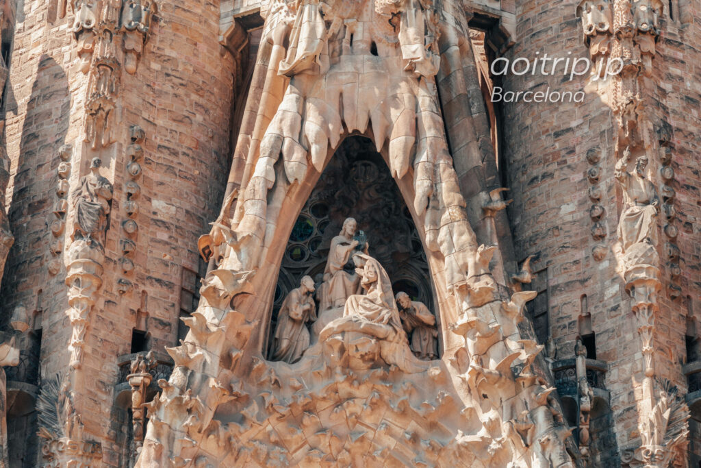 Basílica de la Sagrada Família(Façana del Naixement, The coronation of Mary)
