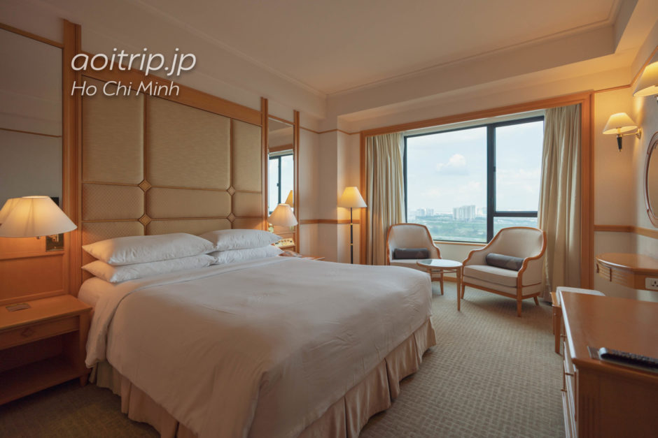 ルネッサンス リバーサイド ホテル サイゴン デラックススイートのベッドルーム