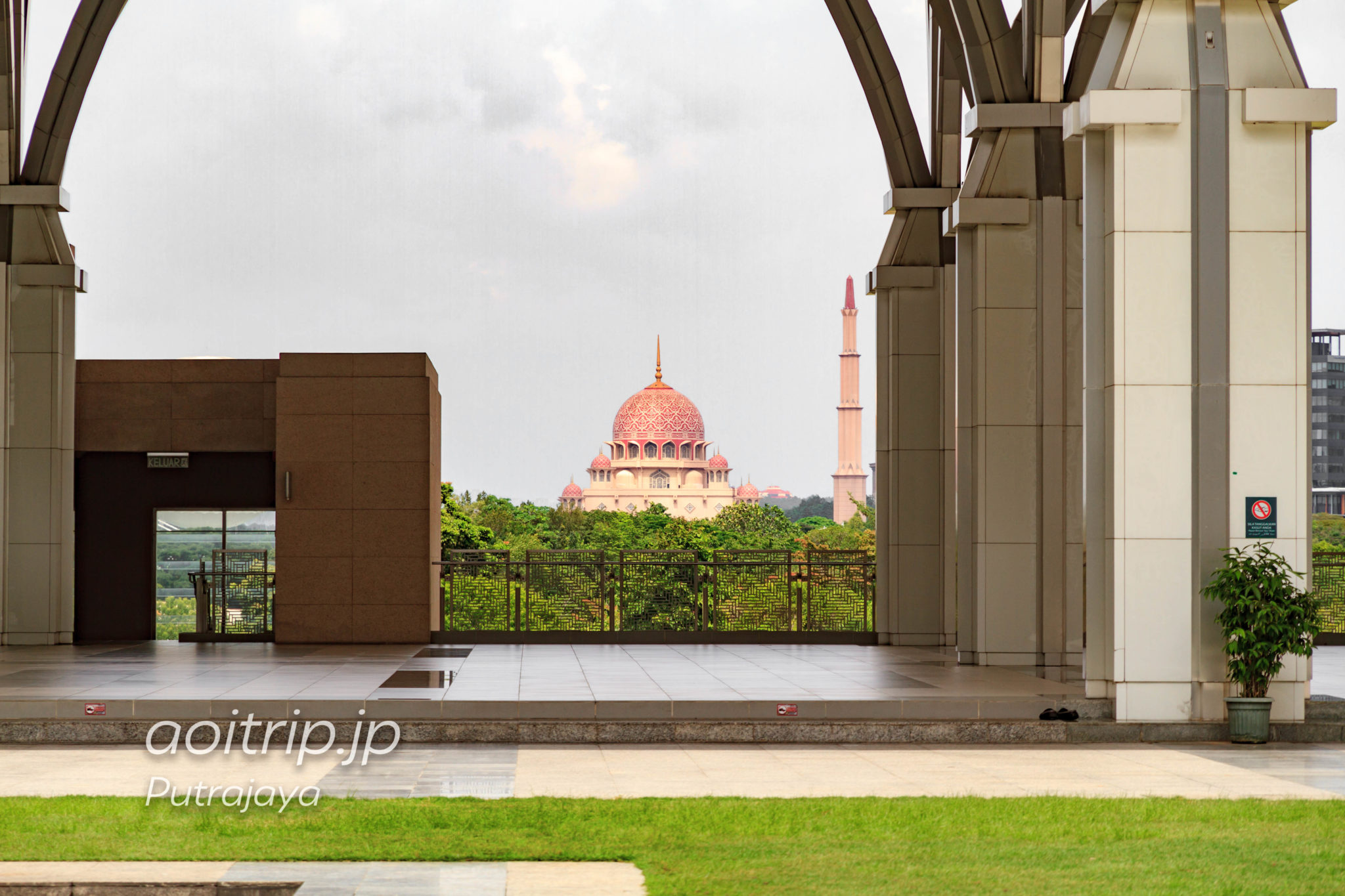 マレーシア プトラジャヤ 鉄のモスクから望むピンクモスク