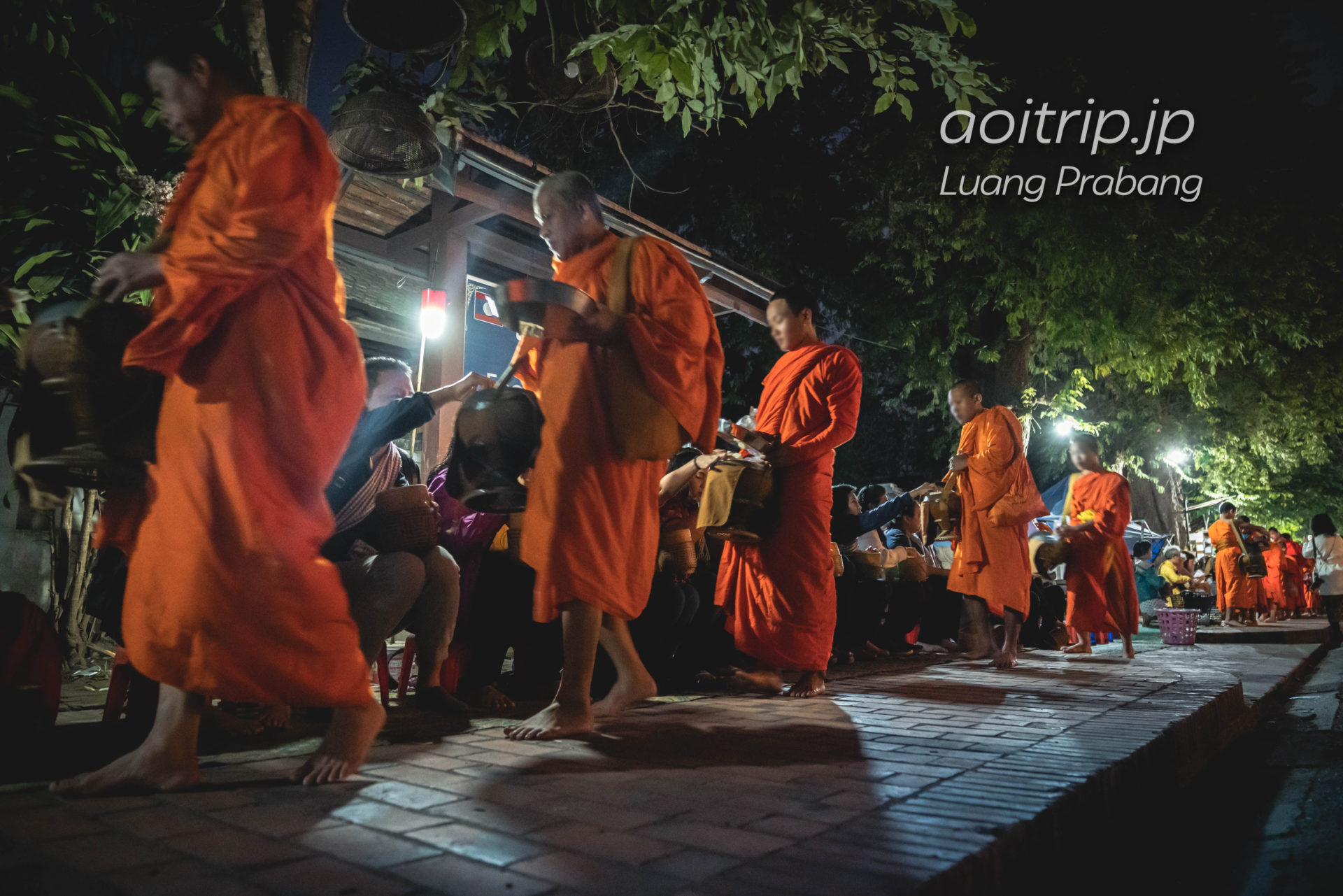 ルアンパバーンの托鉢 Morning alms in Luang Prabang, Laos
