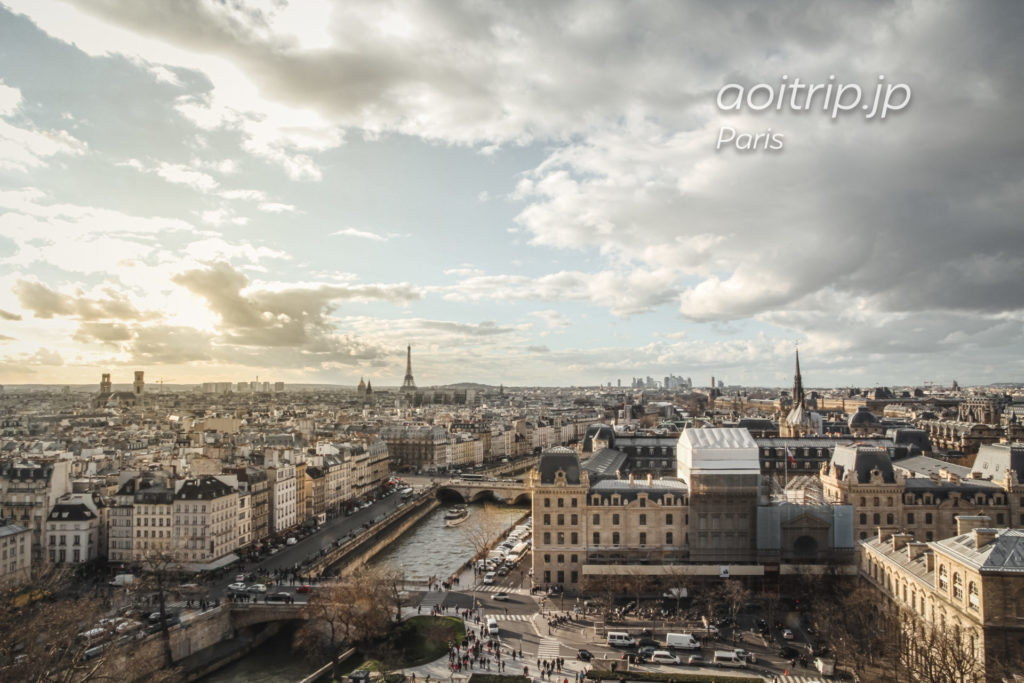 ノートルダム大聖堂（Cathédrale Notre-Dame de Paris）から望むパリ市内・エッフェル塔