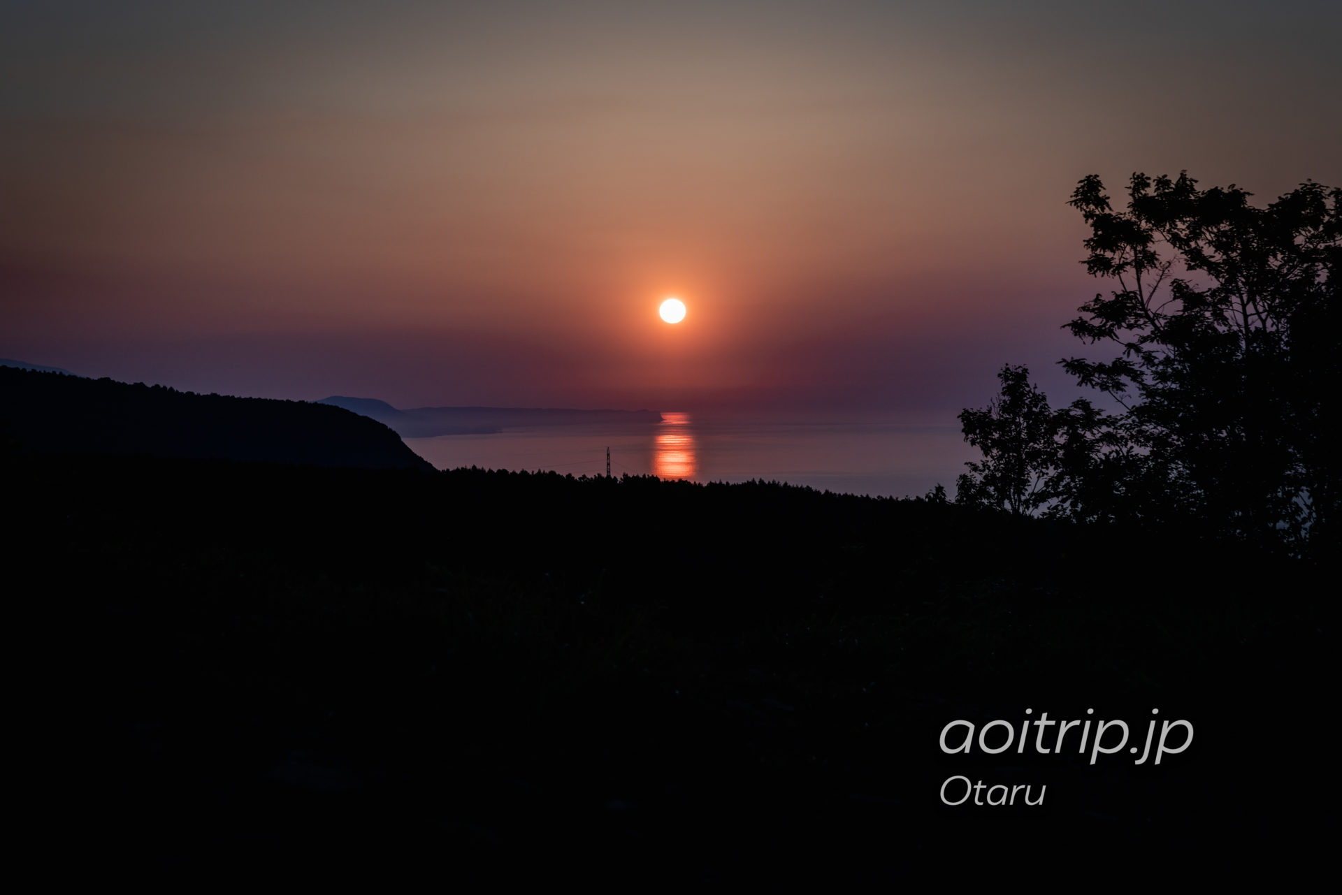 小樽天狗山展望台から望む夕日 積丹半島の脇に沈む