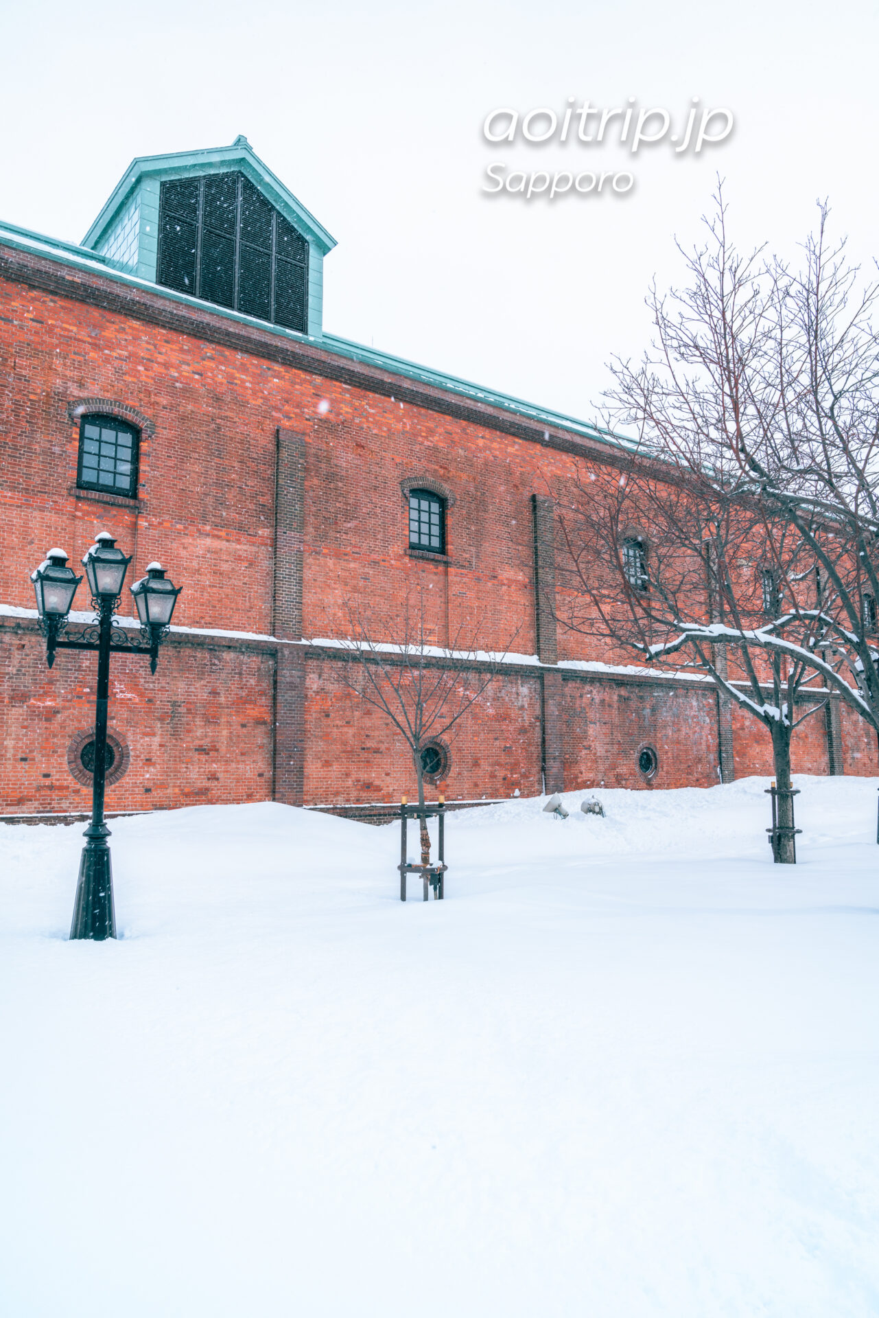 雪の舞う冬のサッポロファクトリー レンガ館