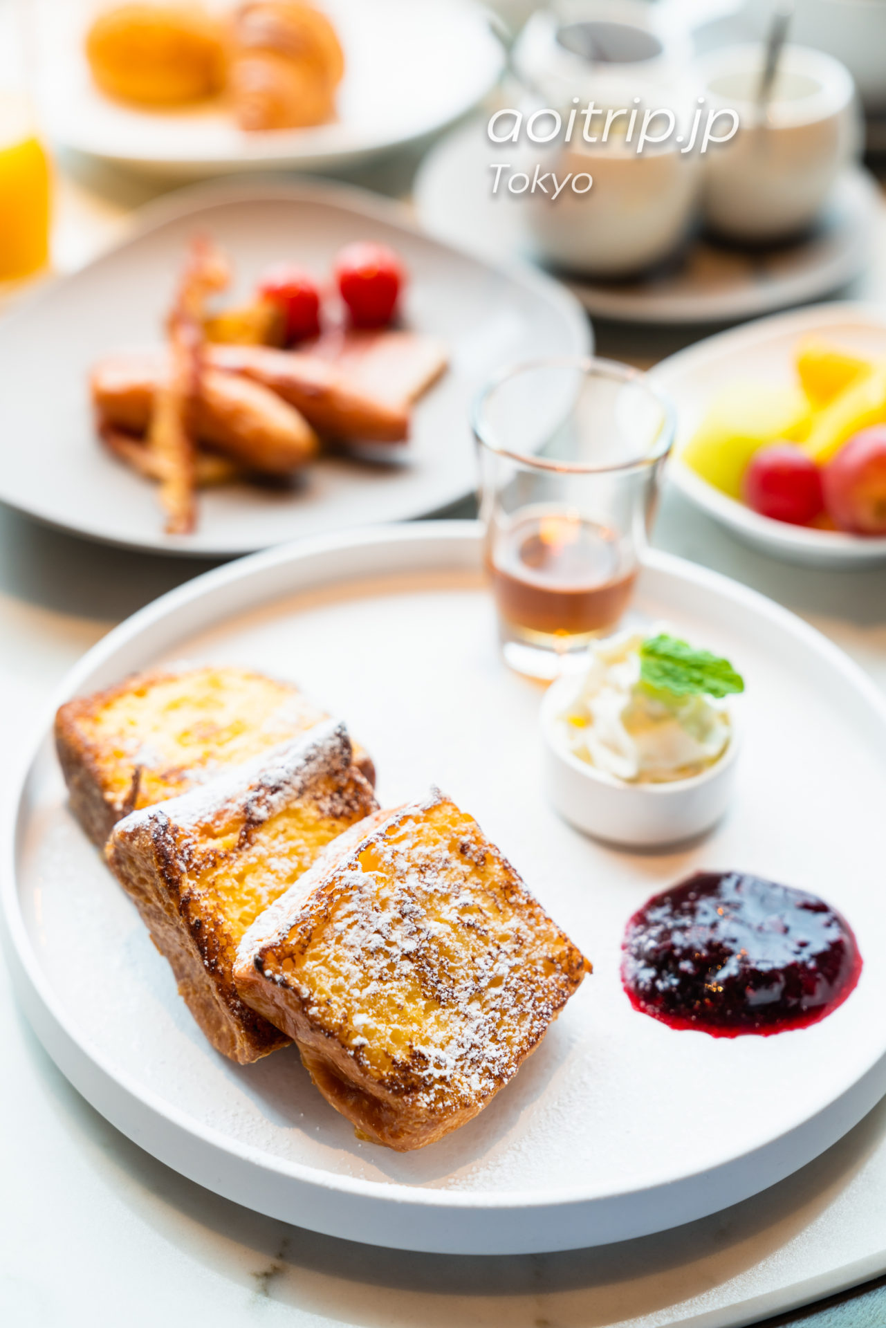 メズム東京のレストラン Chef's Theatre 朝食のブリオッシュ フレンチトースト（ミックスベリーコンポート） Brioche French toast（Mixed berries compote）