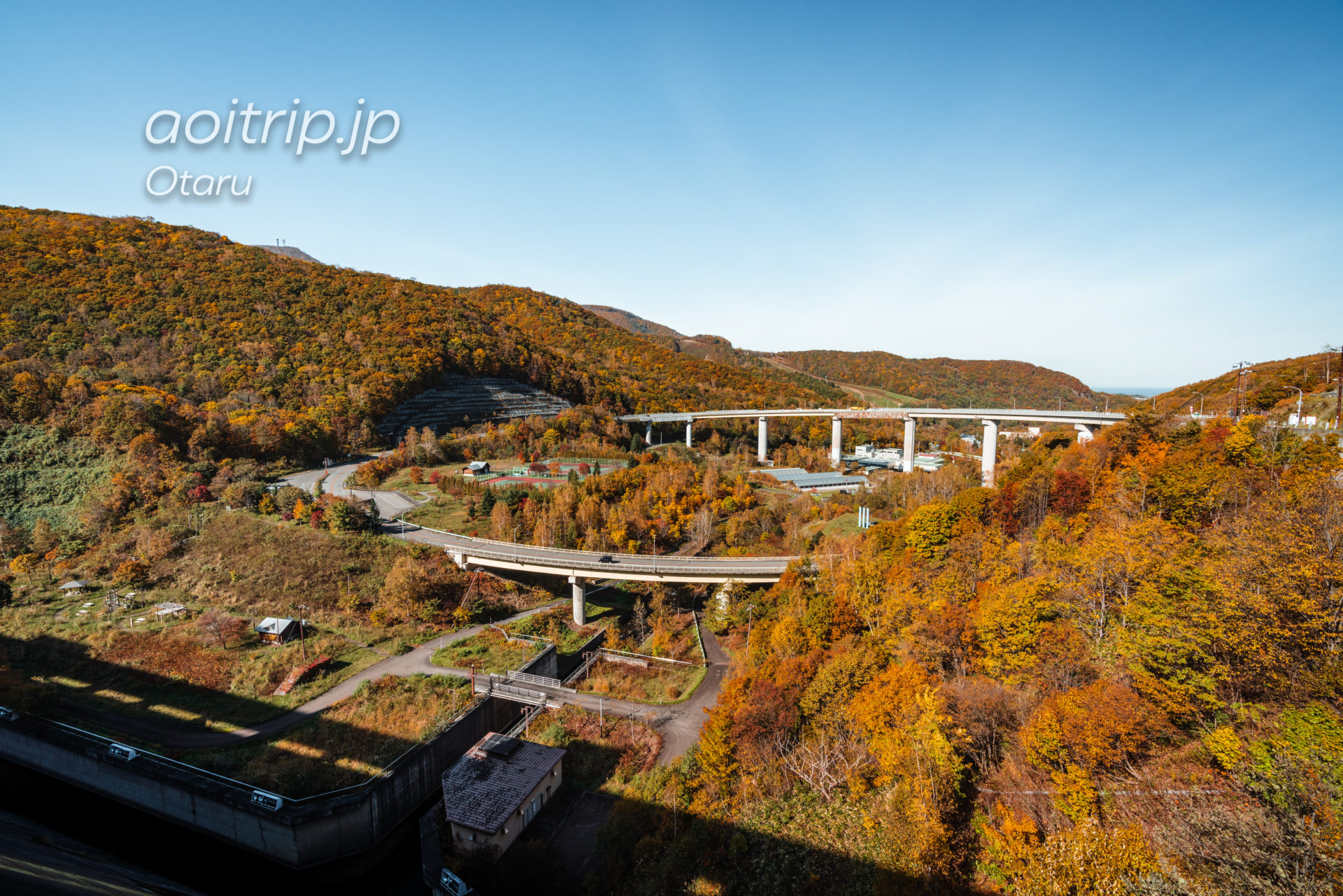 朝里ダムのスカイループ橋と紅葉