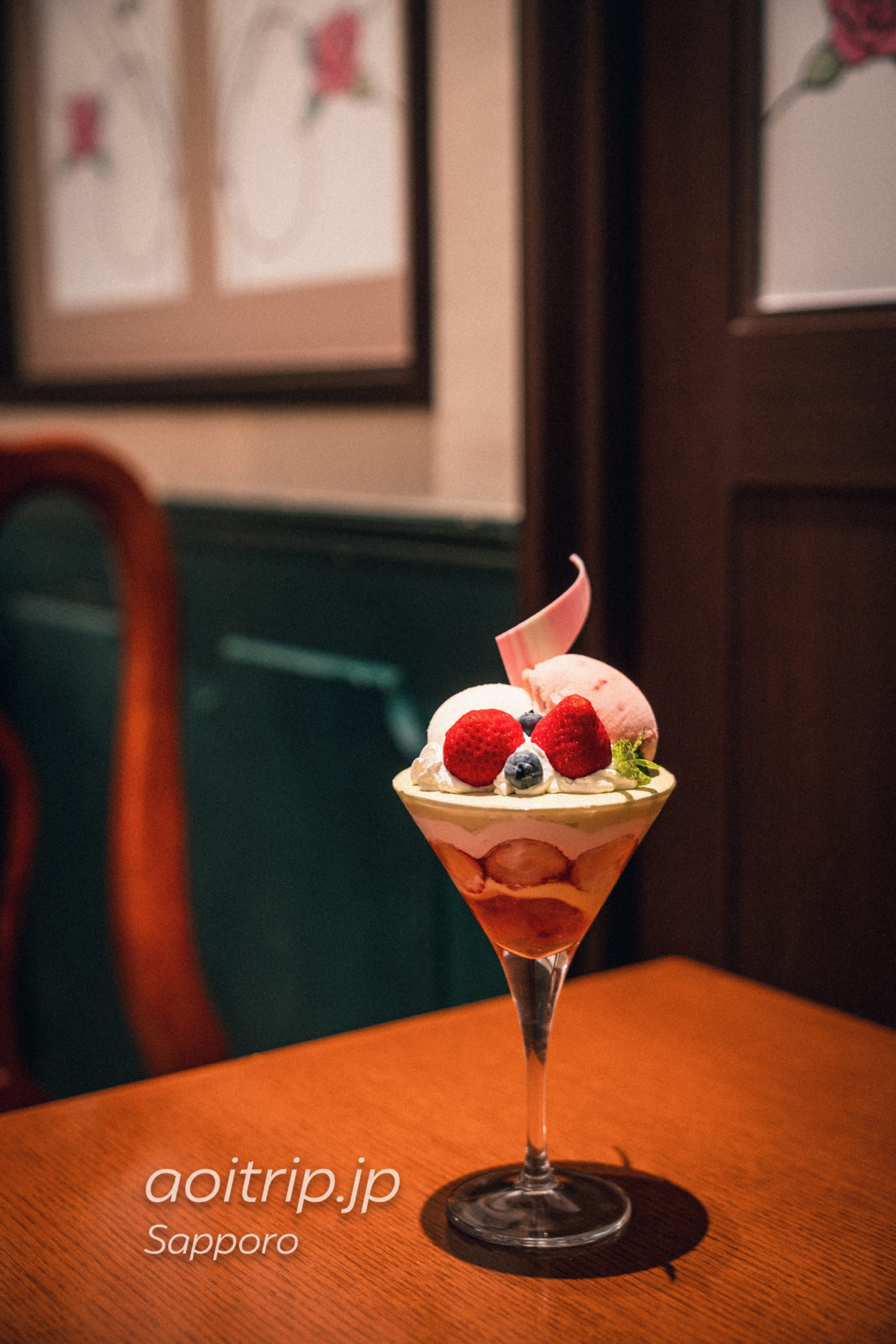 札幌イシヤカフェ ISHIYA CAFÉのパフェ ストロベリー＆ピスタチオ