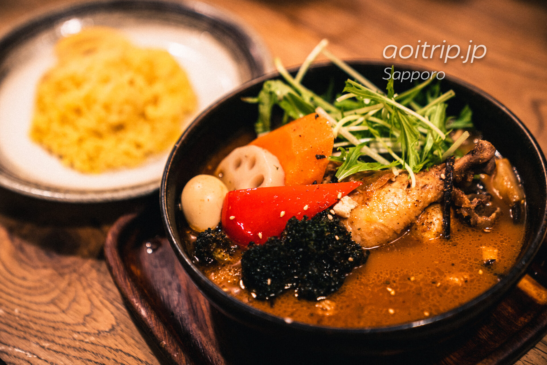札幌のスープカレー専門店「GARAKU（ガラク）」 定番メニューの鶏肉、やわらかチキンレッグと野菜