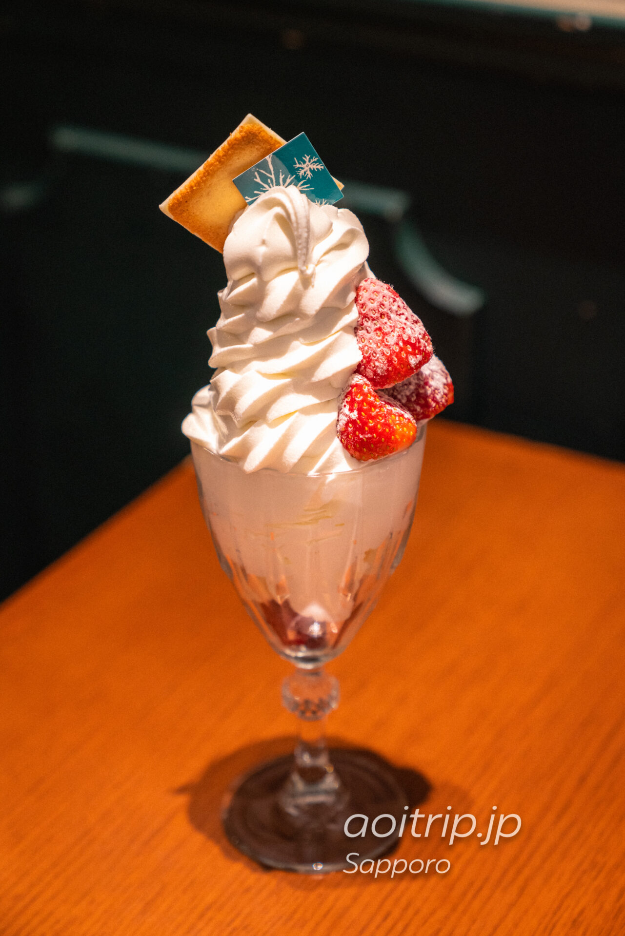札幌イシヤカフェの白い恋人ソフトクリームパフェ