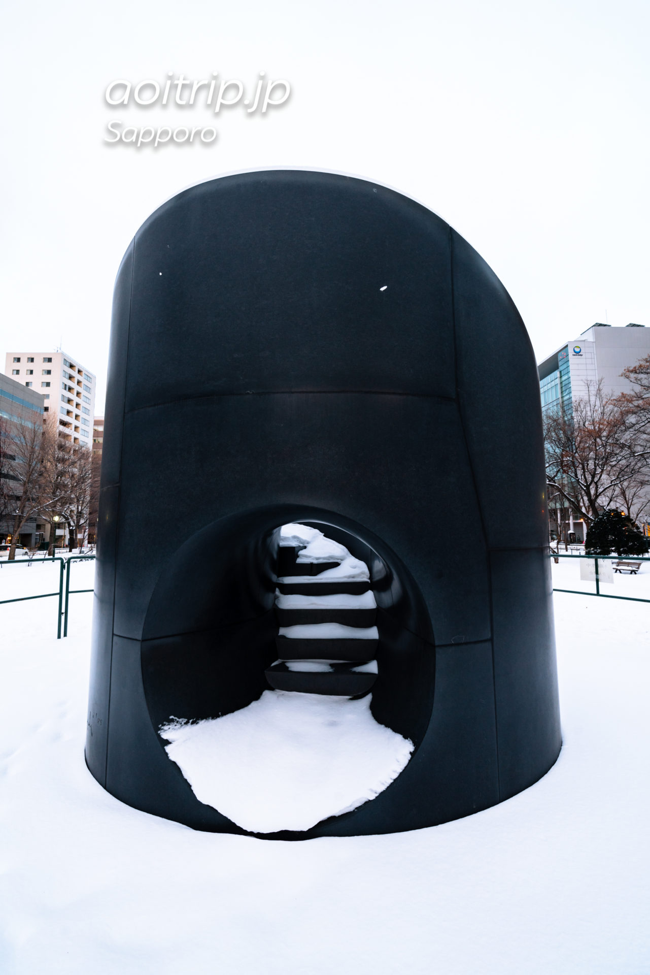 札幌大通公園のブラック スライド マントラ Black Slide Mantra, Sapporo, Hokkaido