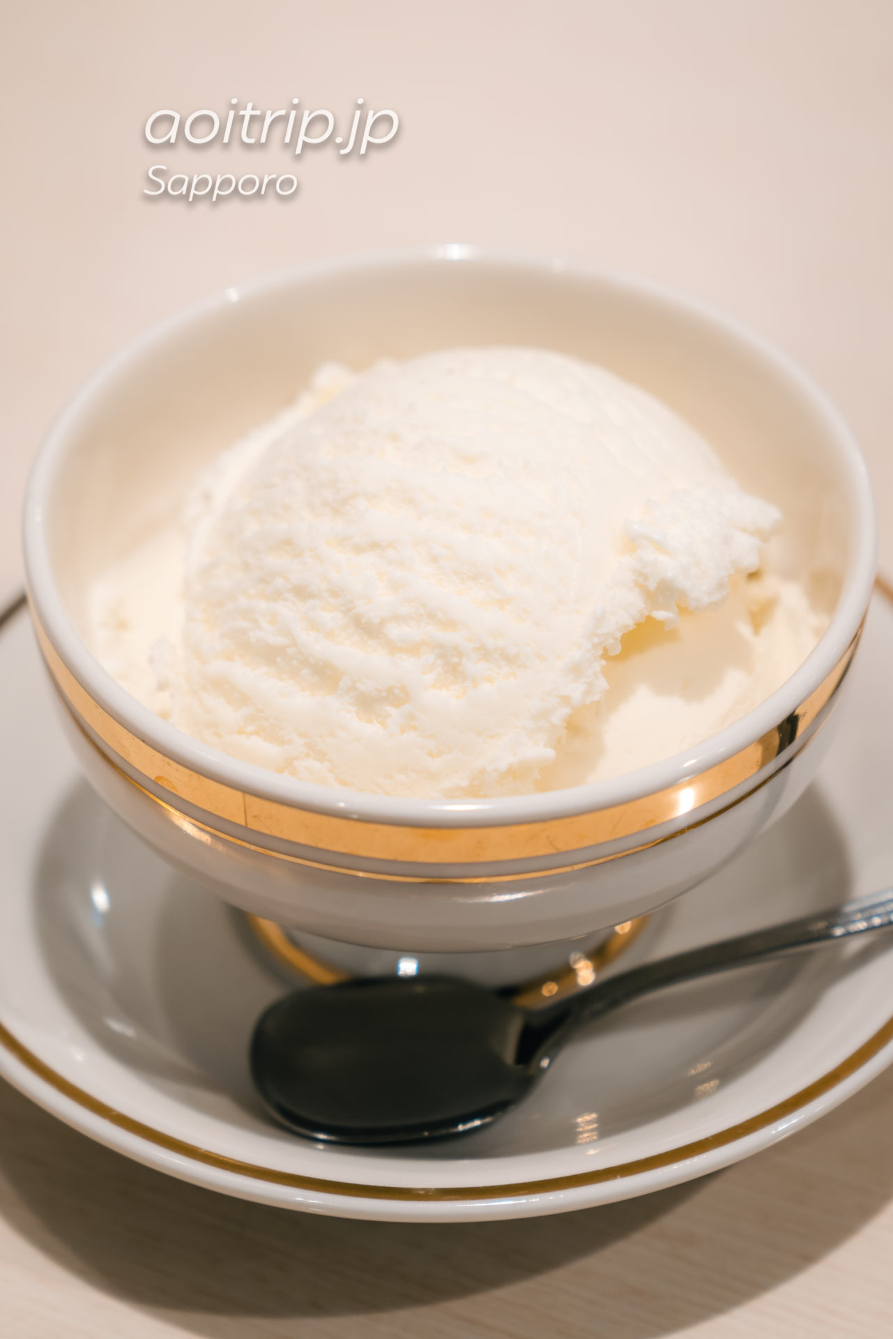 札幌 雪印パーラーのスノーロイヤルバニラアイスクリーム