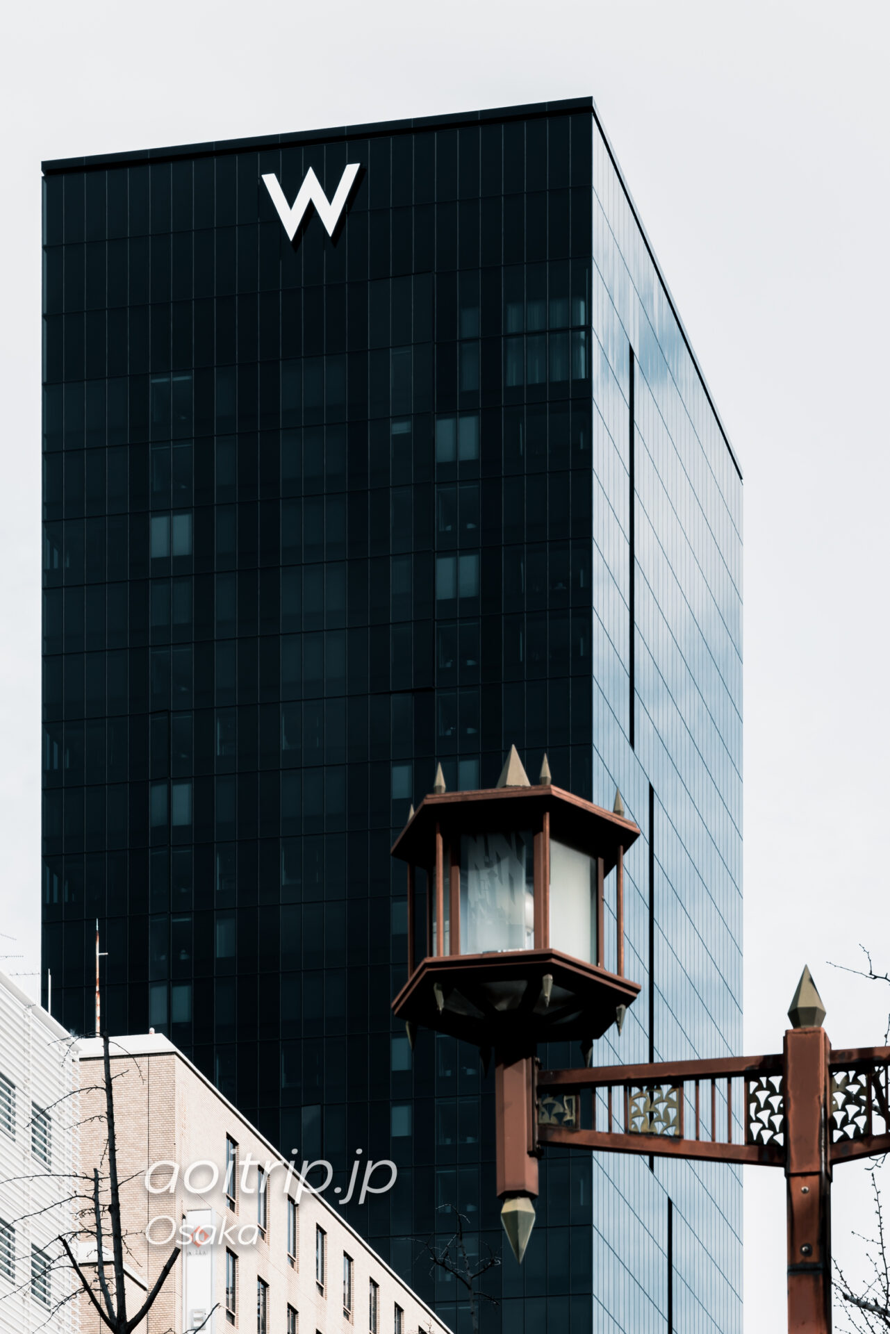 御堂筋の街路灯とWホテル大阪の外観