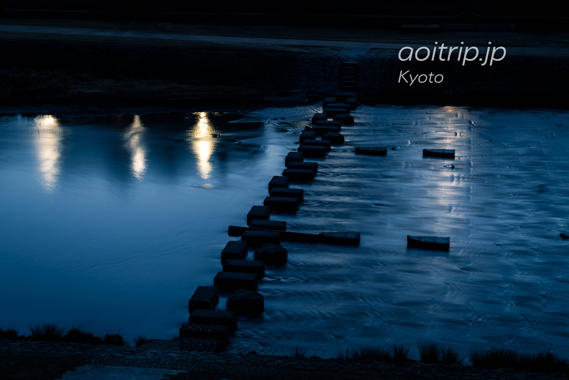 夜明け前の京都鴨川