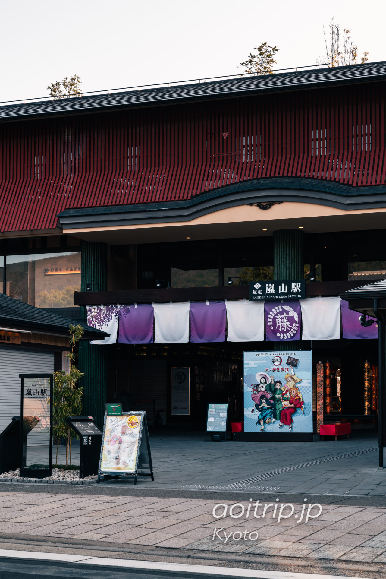 早朝の京都嵐山駅