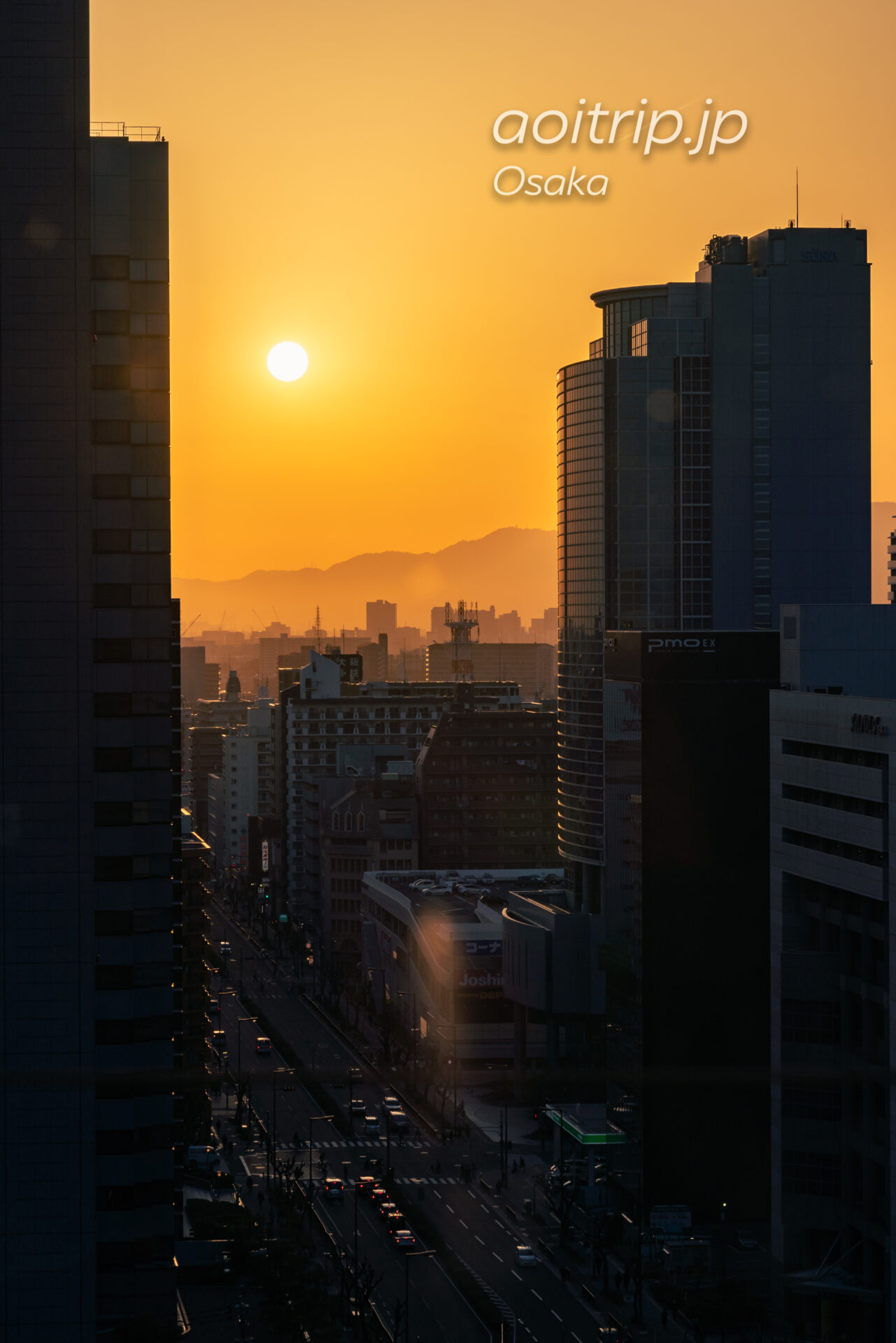 コートヤード バイ マリオット新大阪ステーション Courtyard Shin Osaka Station 19Fのクラブラウンジからの眺望 六甲山地と夕日