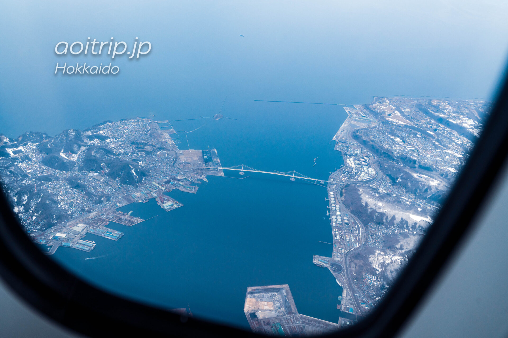 北海道の航空写真 飛行機の窓から 室蘭の白鳥大橋