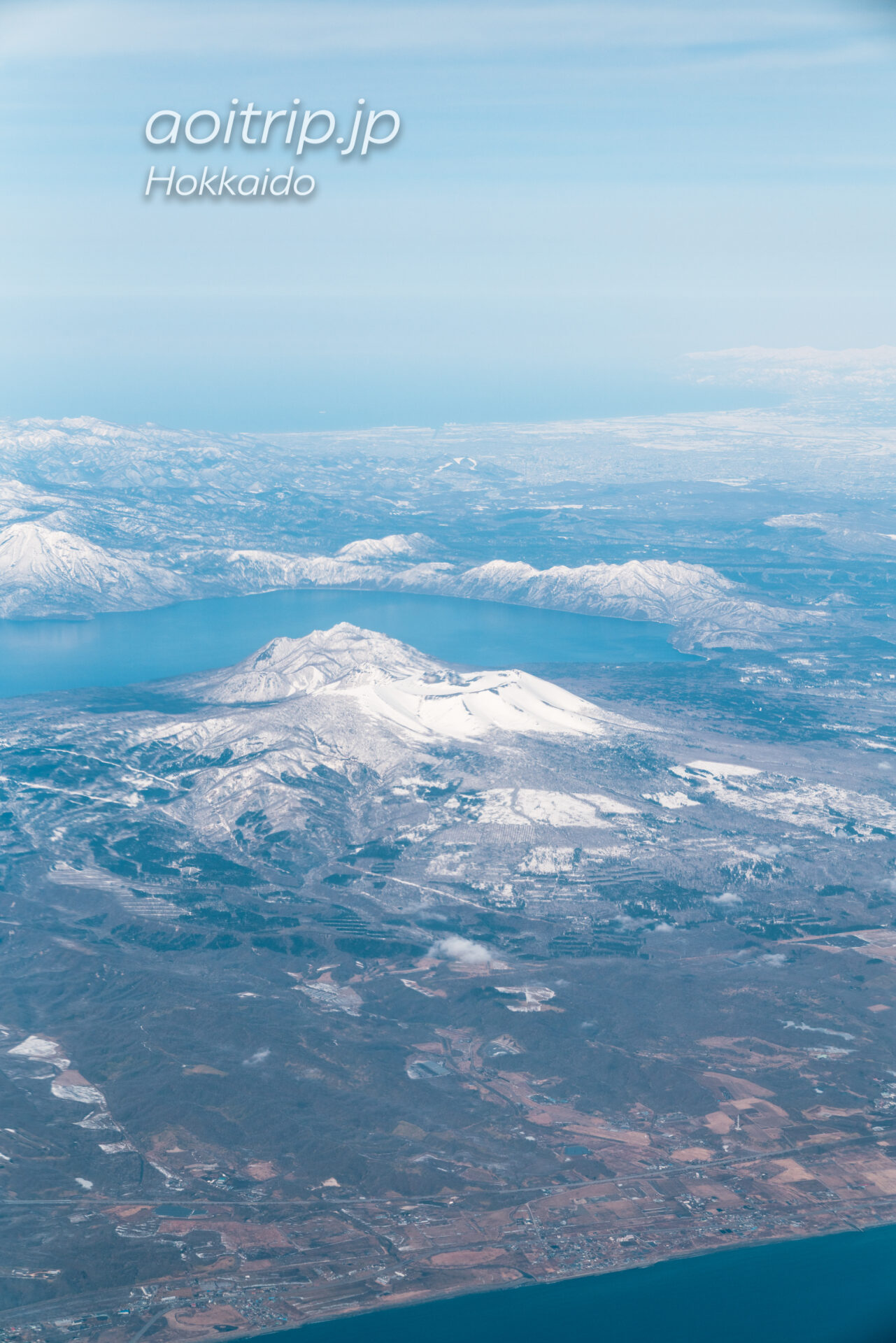北海道の航空写真 飛行機の窓から 3月 支笏洞爺国立公園の眺望 支笏湖越しに札幌の街