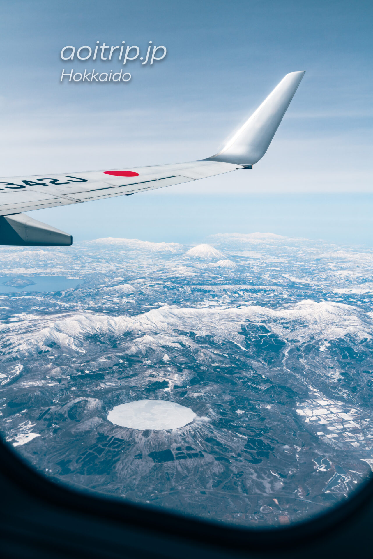 北海道の航空写真 飛行機の窓から 3月 支笏洞爺国立公園の眺望 倶多楽湖、羊蹄山、洞爺湖、積丹半島