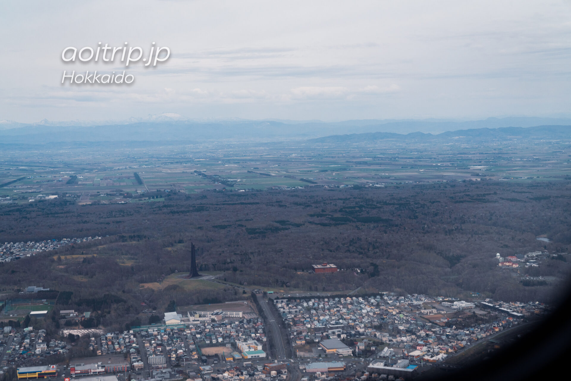北海道の航空写真 飛行機の窓から 4月 野幌森林公園・北海道博物館・北海道開拓の村、夕張岳