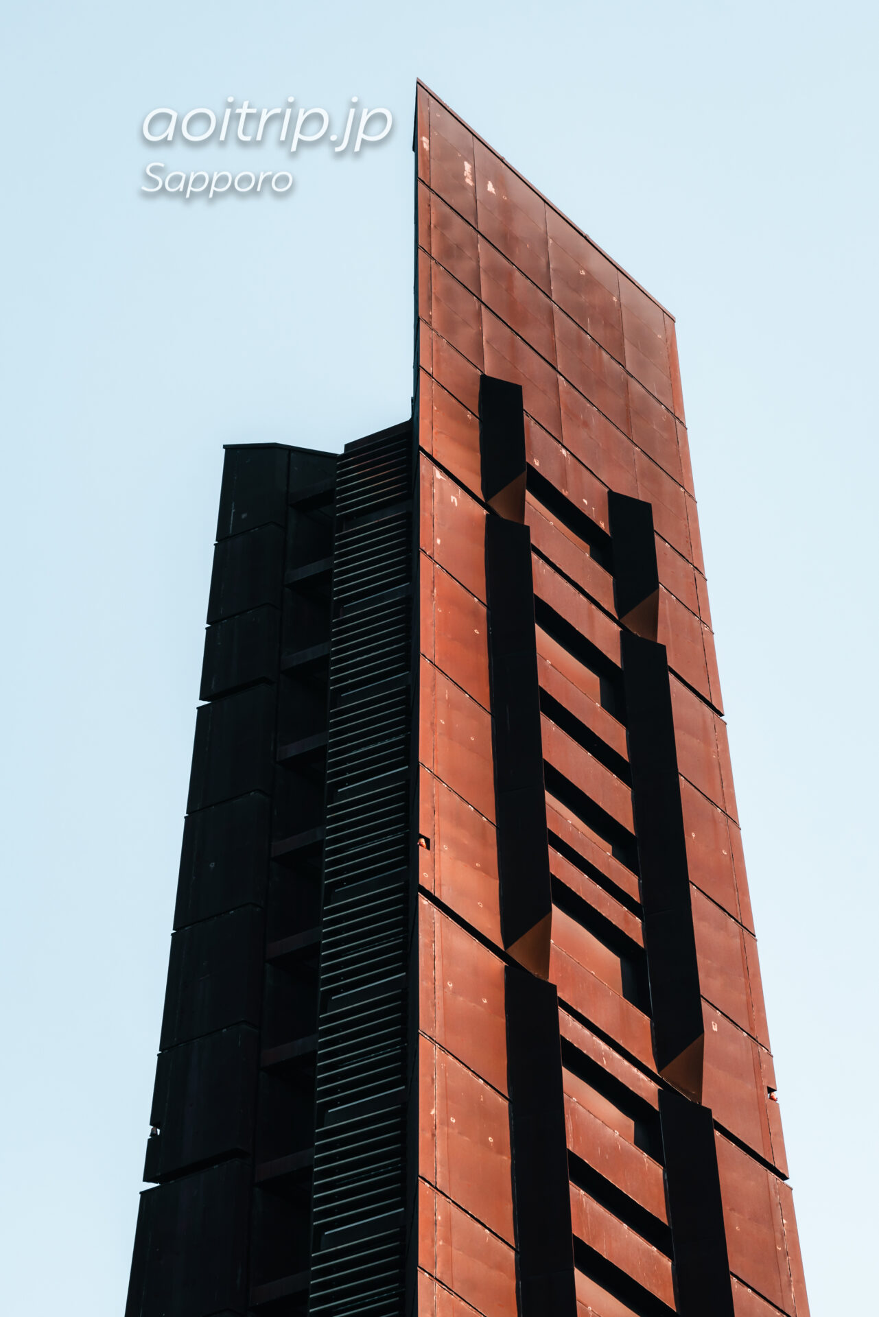北海道百年記念塔の外壁 コルテン鋼（耐候性鋼板）