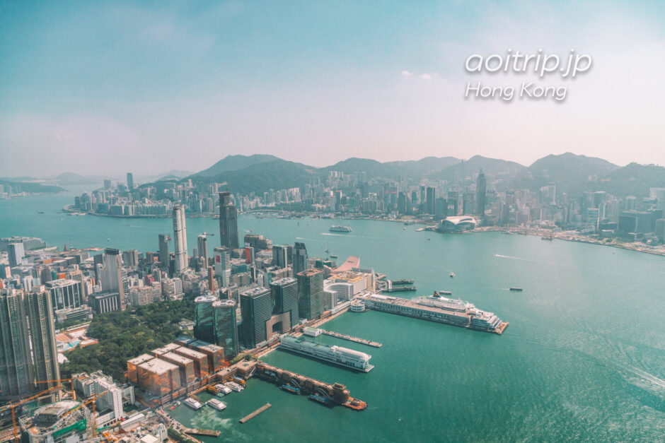 香港のスカイ100から望むビクトリアハーバーの眺め
