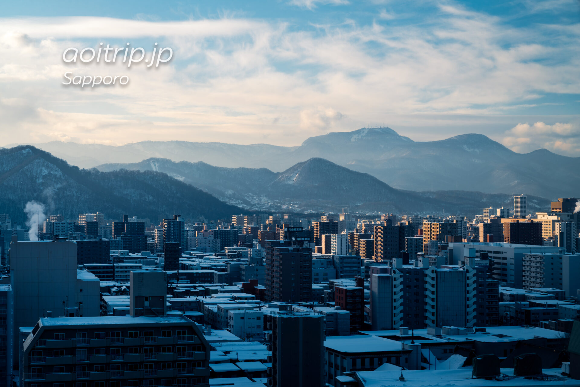 札幌エクセルホテル東急から望む手稲山と大倉山の景色