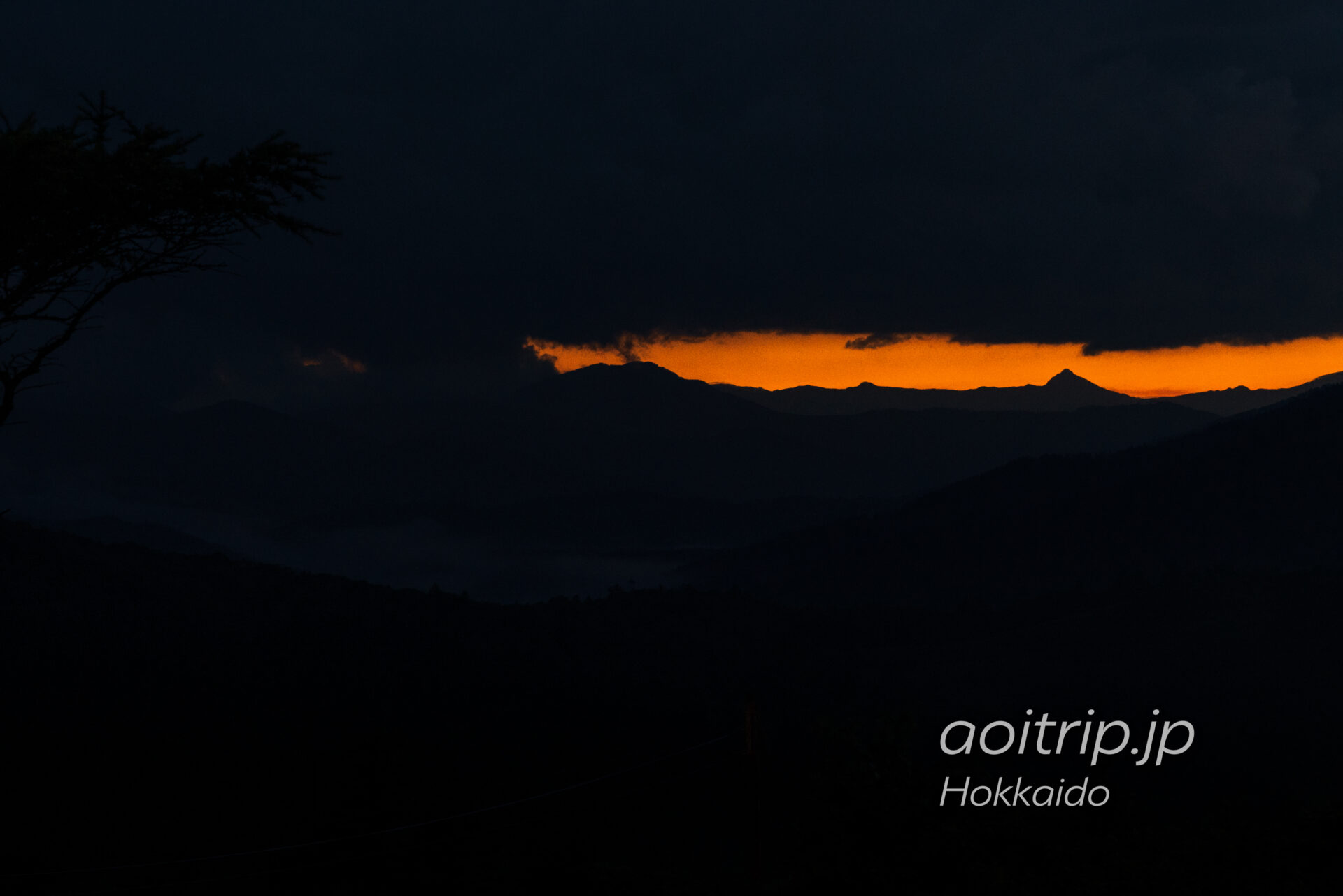 北海道の狩勝峠から望む夕張岳とマジックアワーの夕焼け